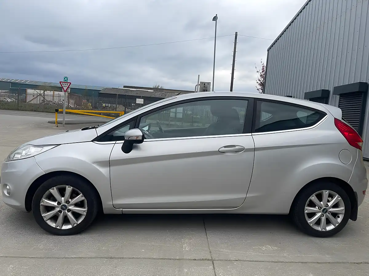 Used 2010 Ford Fiesta Zetec Silver - Interior and Exterior details 8