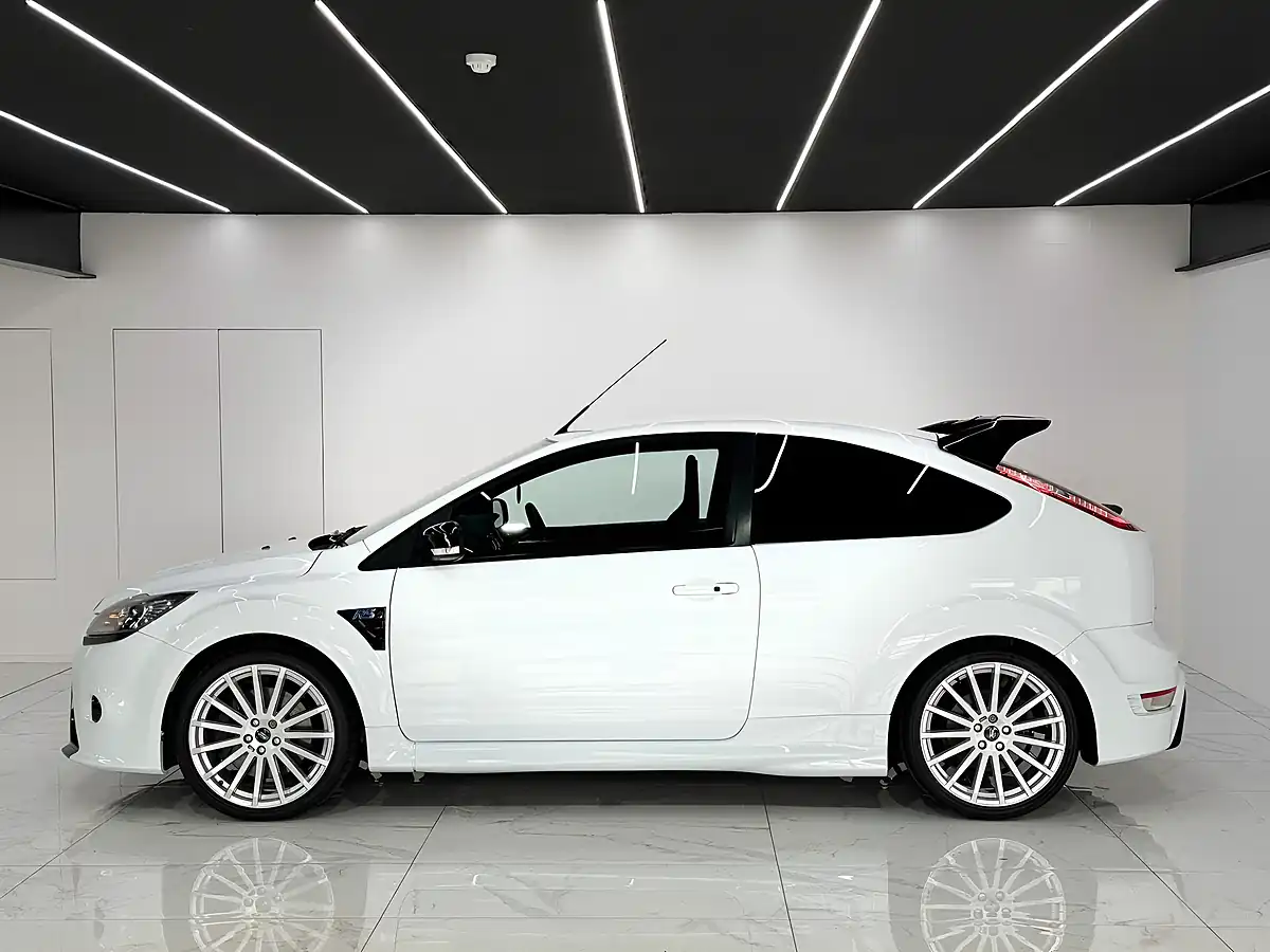 Used 2010 Ford Focus RS White - Interior and Exterior details 3