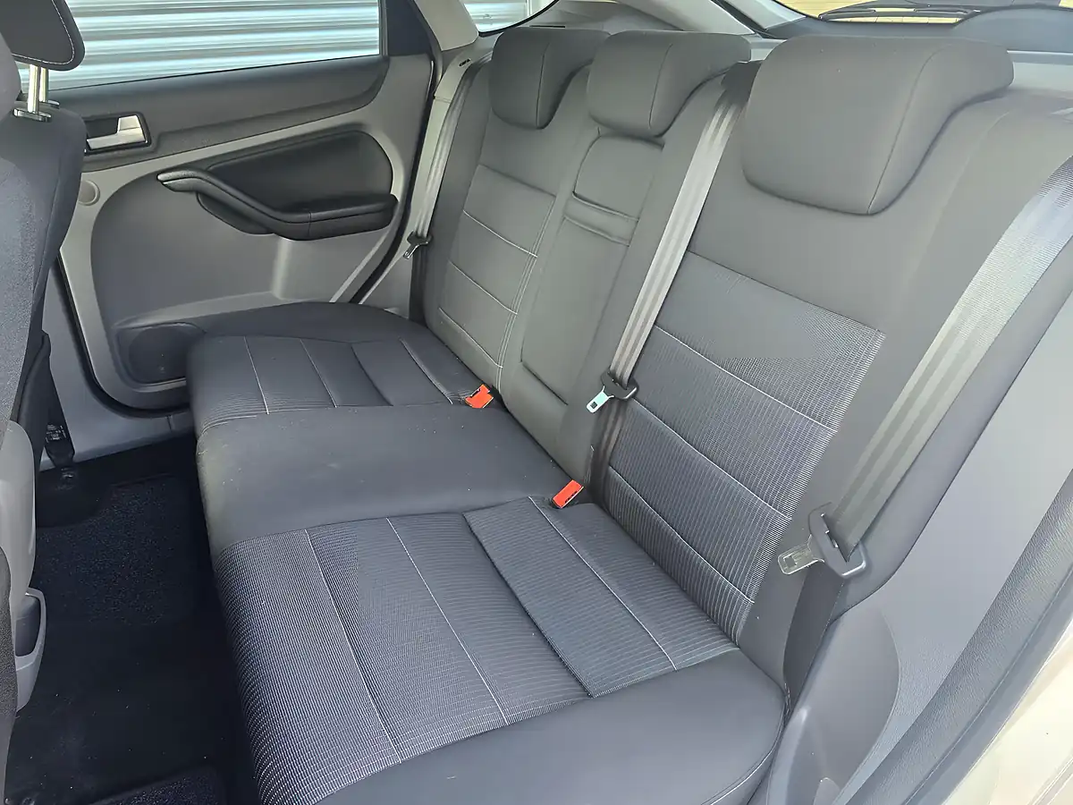 Used 2010 Ford Focus Titanium Silver - Interior and Exterior details 11