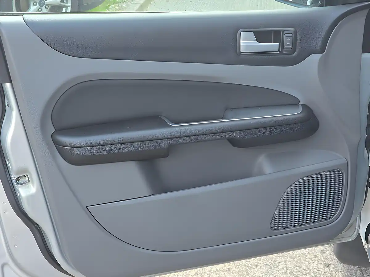 Used 2010 Ford Focus Titanium Silver - Interior and Exterior details 15