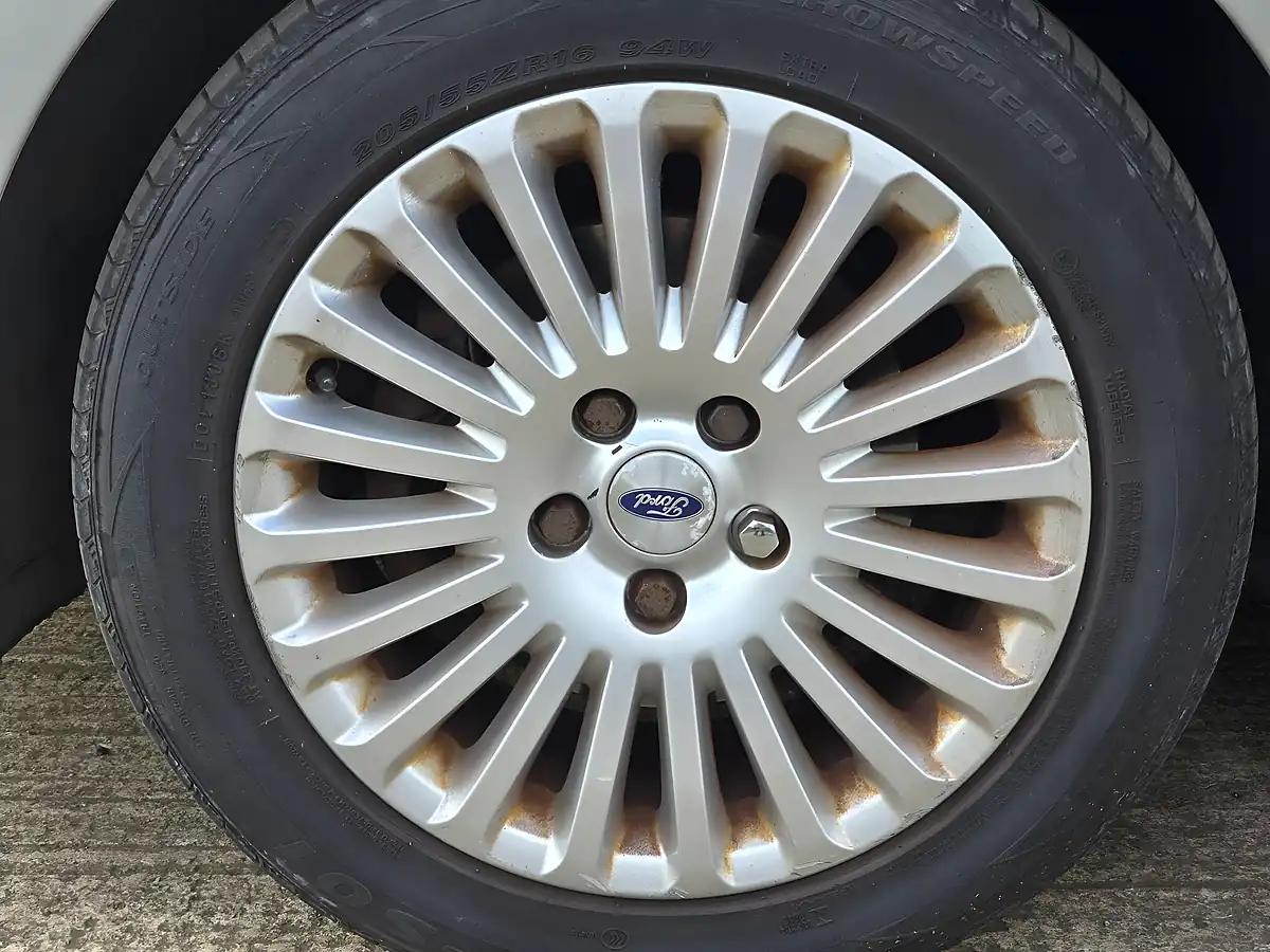 Used 2010 Ford Focus Titanium Silver - Interior and Exterior details 16
