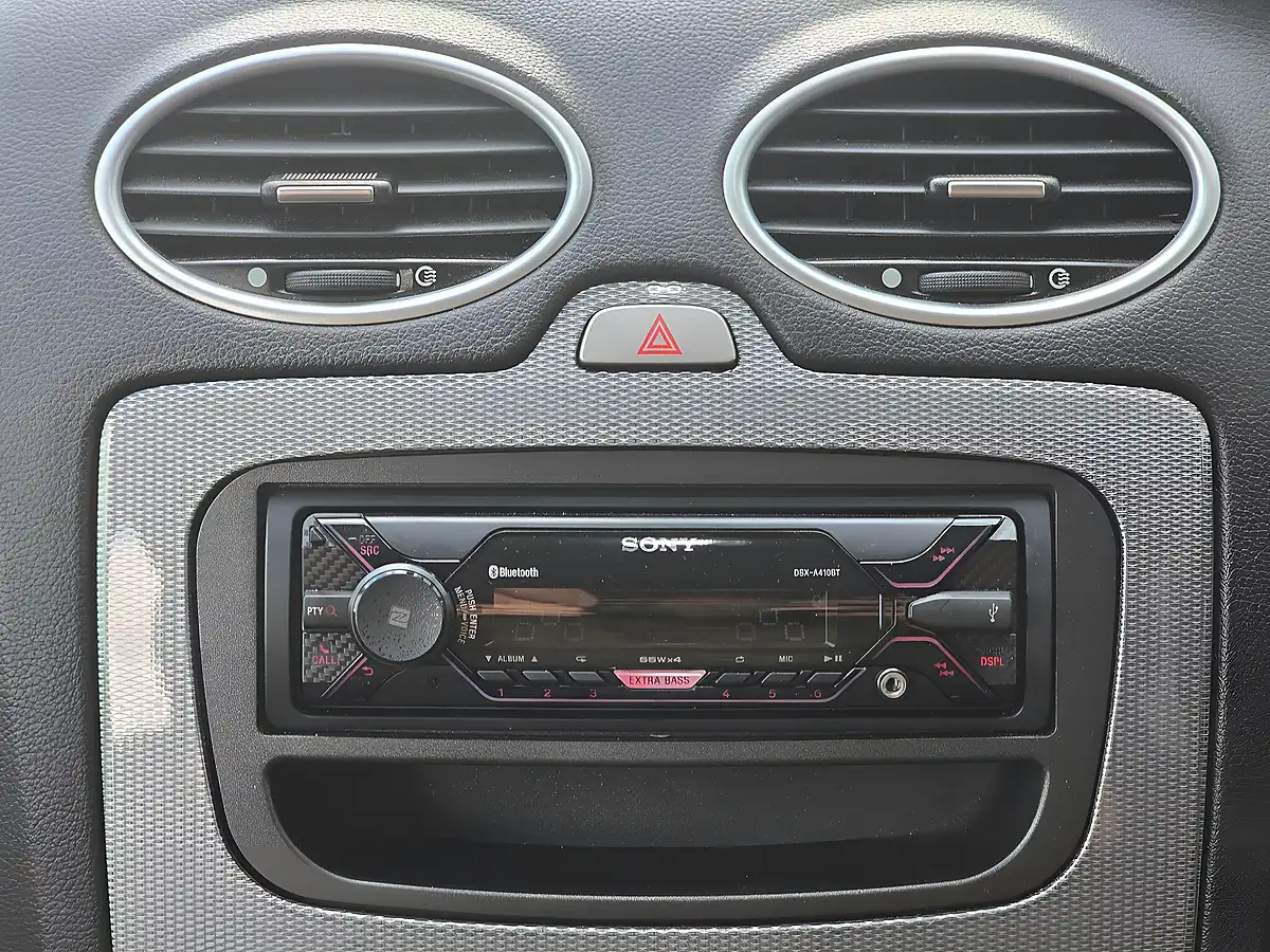 Used 2010 Ford Focus Titanium Silver - Interior and Exterior details 17
