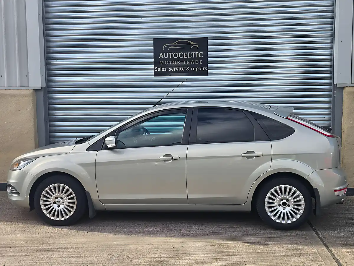 Used 2010 Ford Focus Titanium Silver - Interior and Exterior details 3