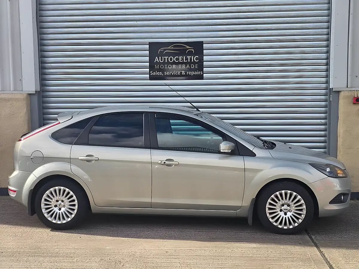 Used 2010 Ford Focus Titanium Silver - Interior and Exterior details 4