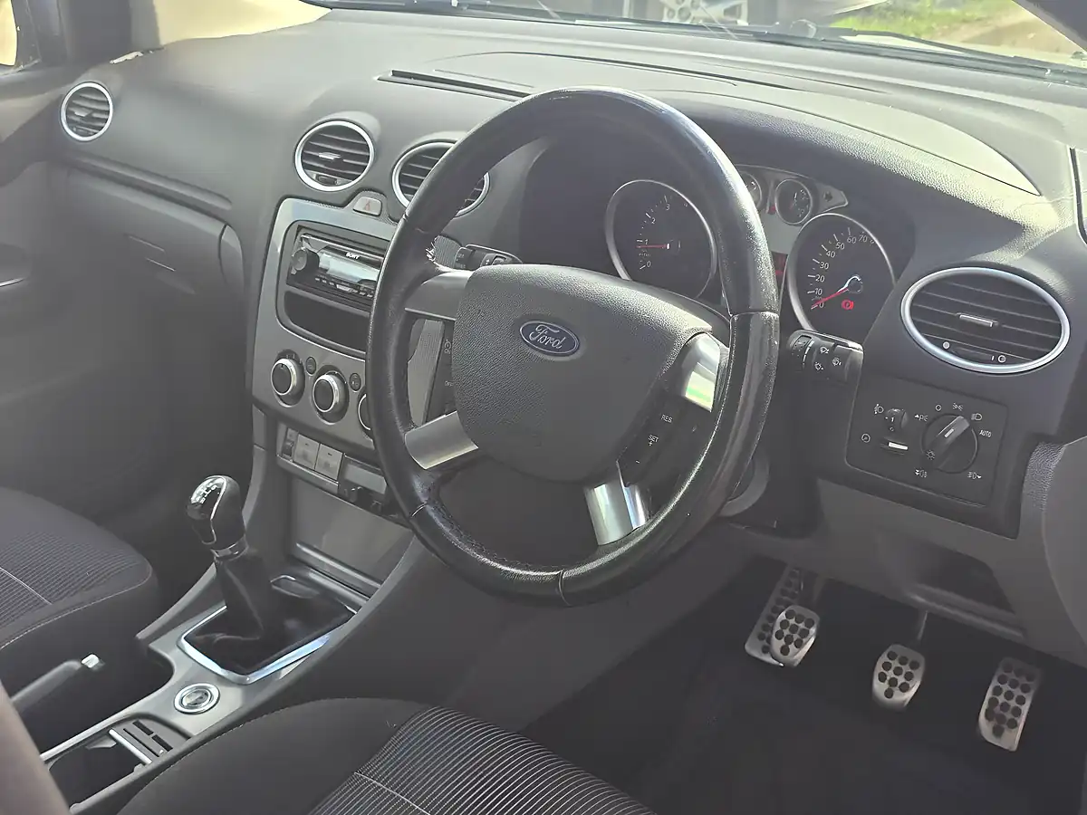 Used 2010 Ford Focus Titanium Silver - Interior and Exterior details 6