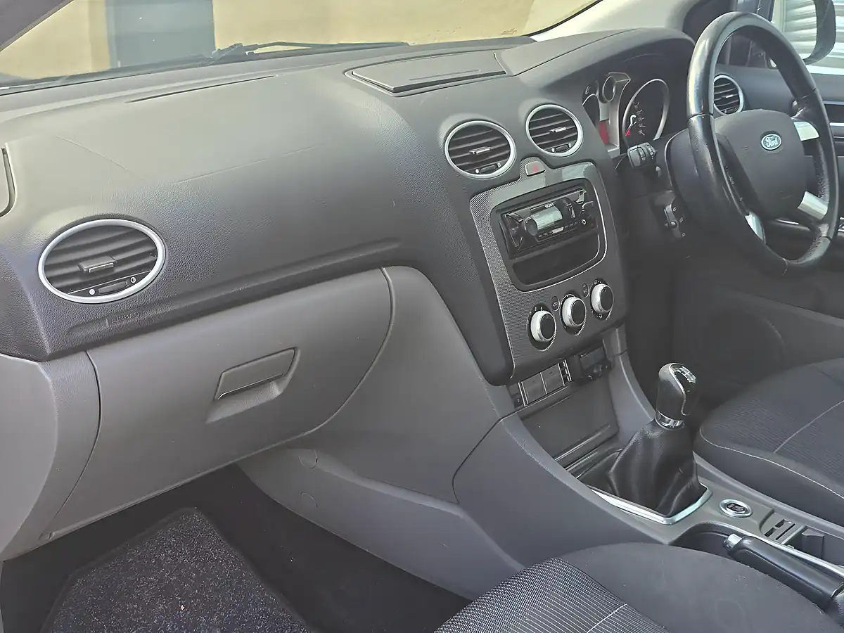Used 2010 Ford Focus Titanium Silver - Interior and Exterior details 8