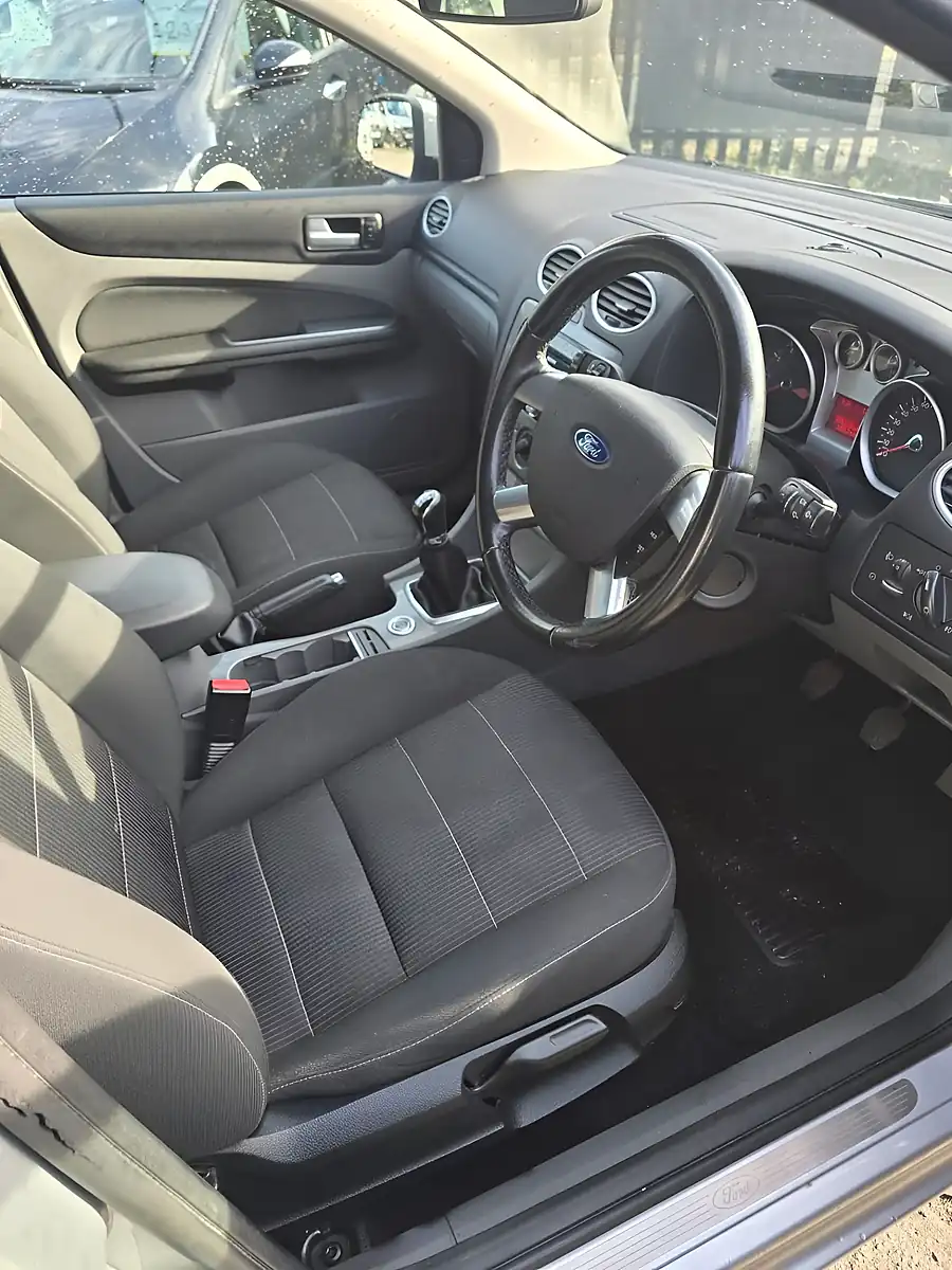 Used 2010 Ford Focus Titanium Silver - Interior and Exterior details 13