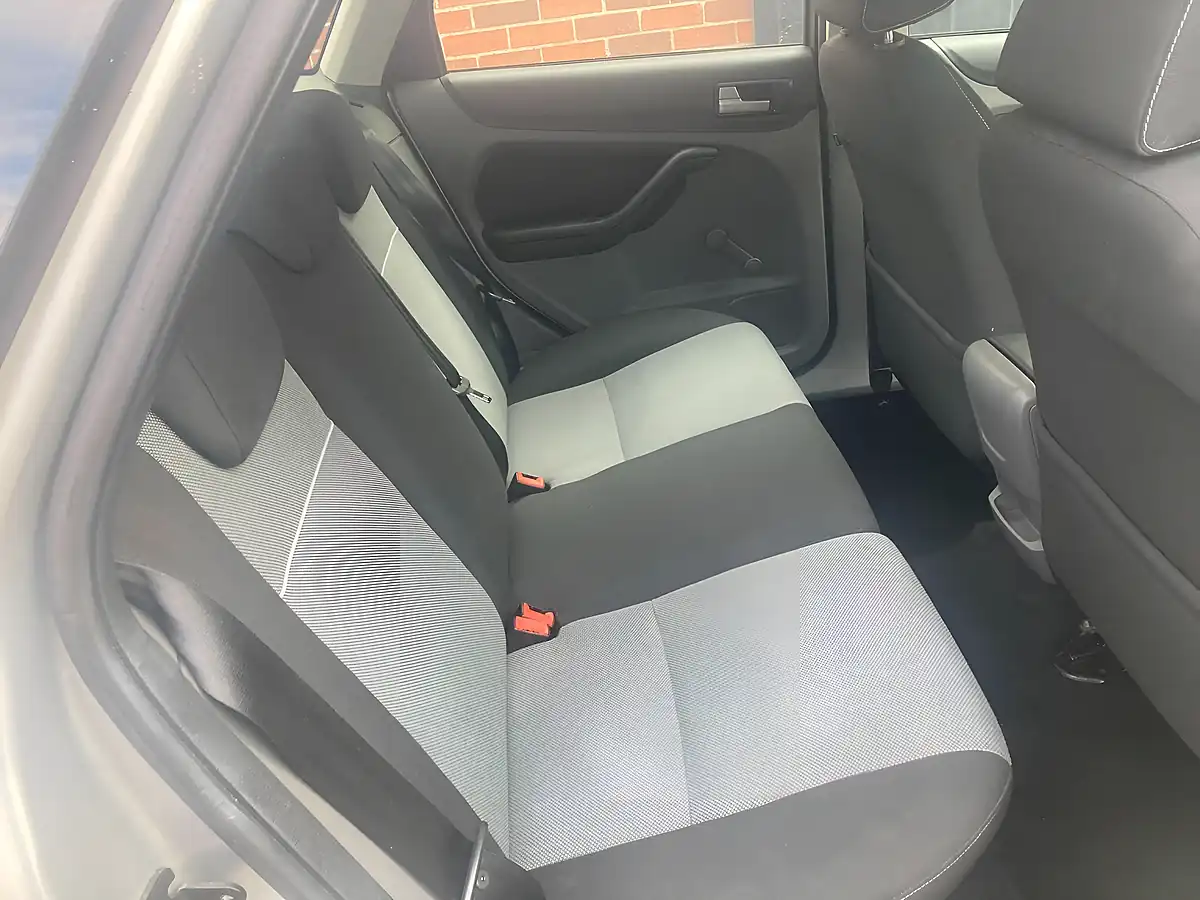 Used 2010 Ford Focus Zetec Silver - Interior and Exterior details 10