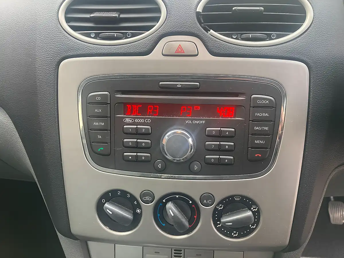 Used 2010 Ford Focus Zetec Silver - Interior and Exterior details 15