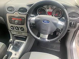 Used 2010 Ford Focus Zetec Silver - Interior and Exterior details 17