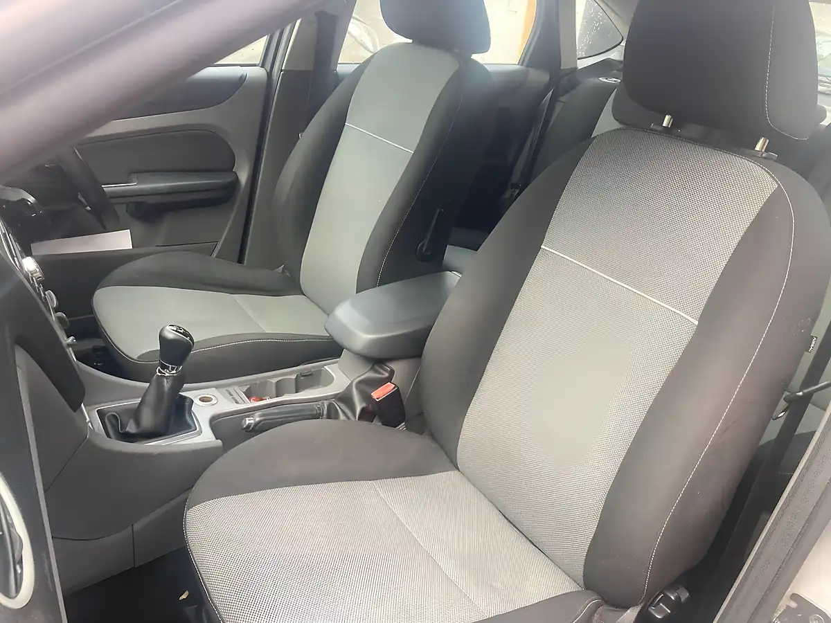 Used 2010 Ford Focus Zetec Silver - Interior and Exterior details 18