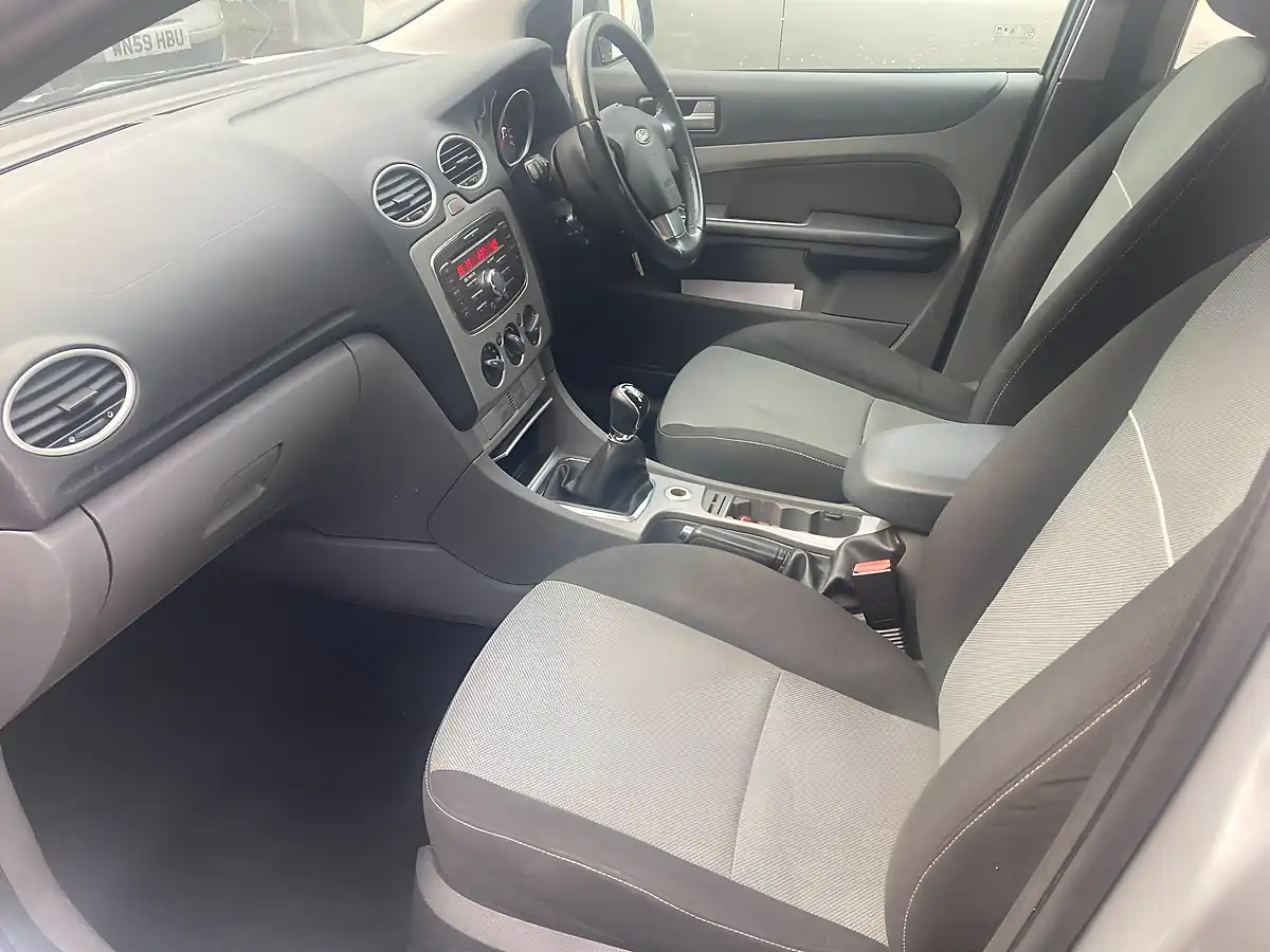 Used 2010 Ford Focus Zetec Silver - Interior and Exterior details 19