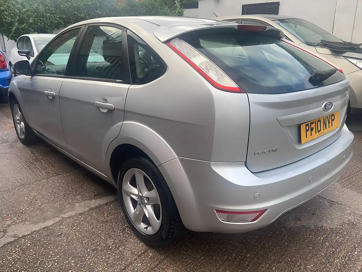 Used 2010 Ford Focus Zetec Silver - Interior and Exterior details 4