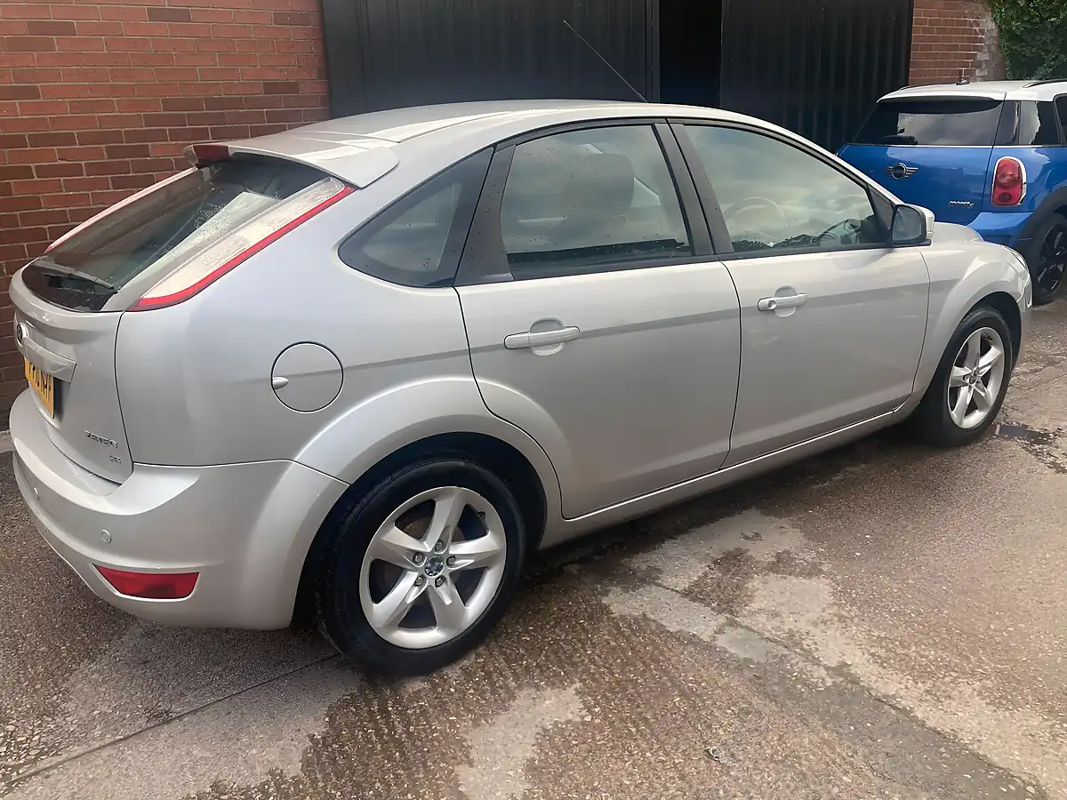 Used 2010 Ford Focus Zetec Silver - Interior and Exterior details 6
