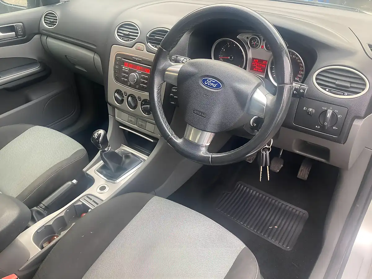 Used 2010 Ford Focus Zetec Silver - Interior and Exterior details 7