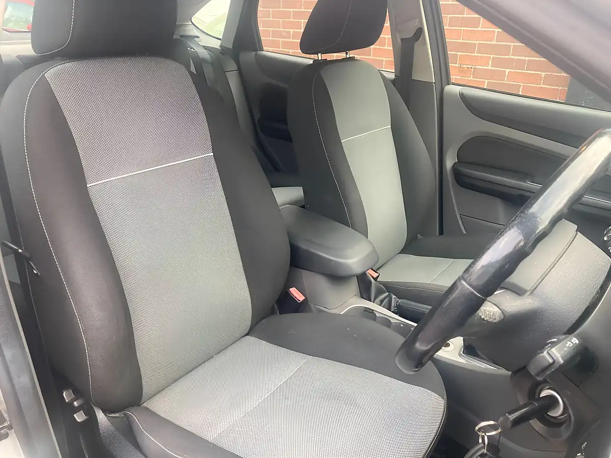 Used 2010 Ford Focus Zetec Silver - Interior and Exterior details 8