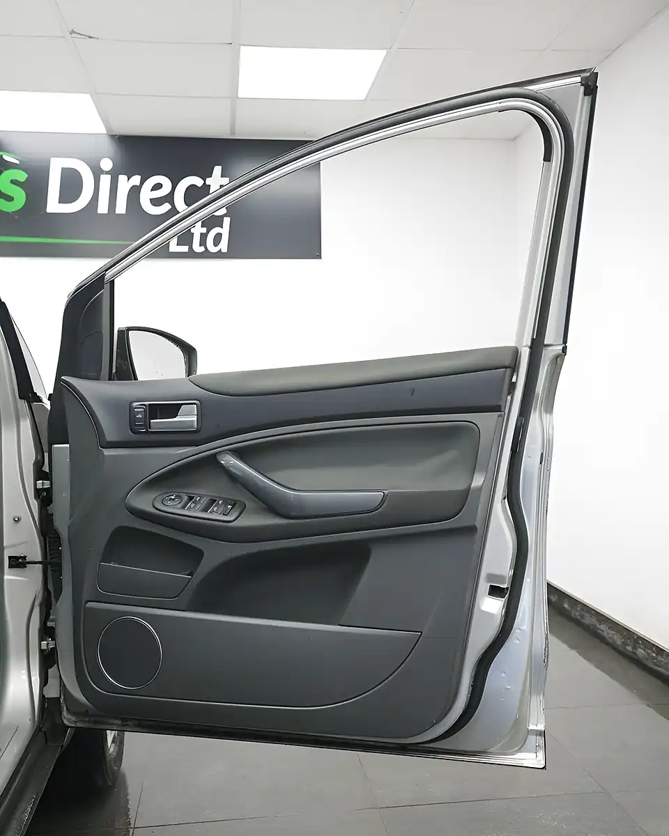 Used 2010 Ford Kuga Titanium Silver - Interior and Exterior details 14