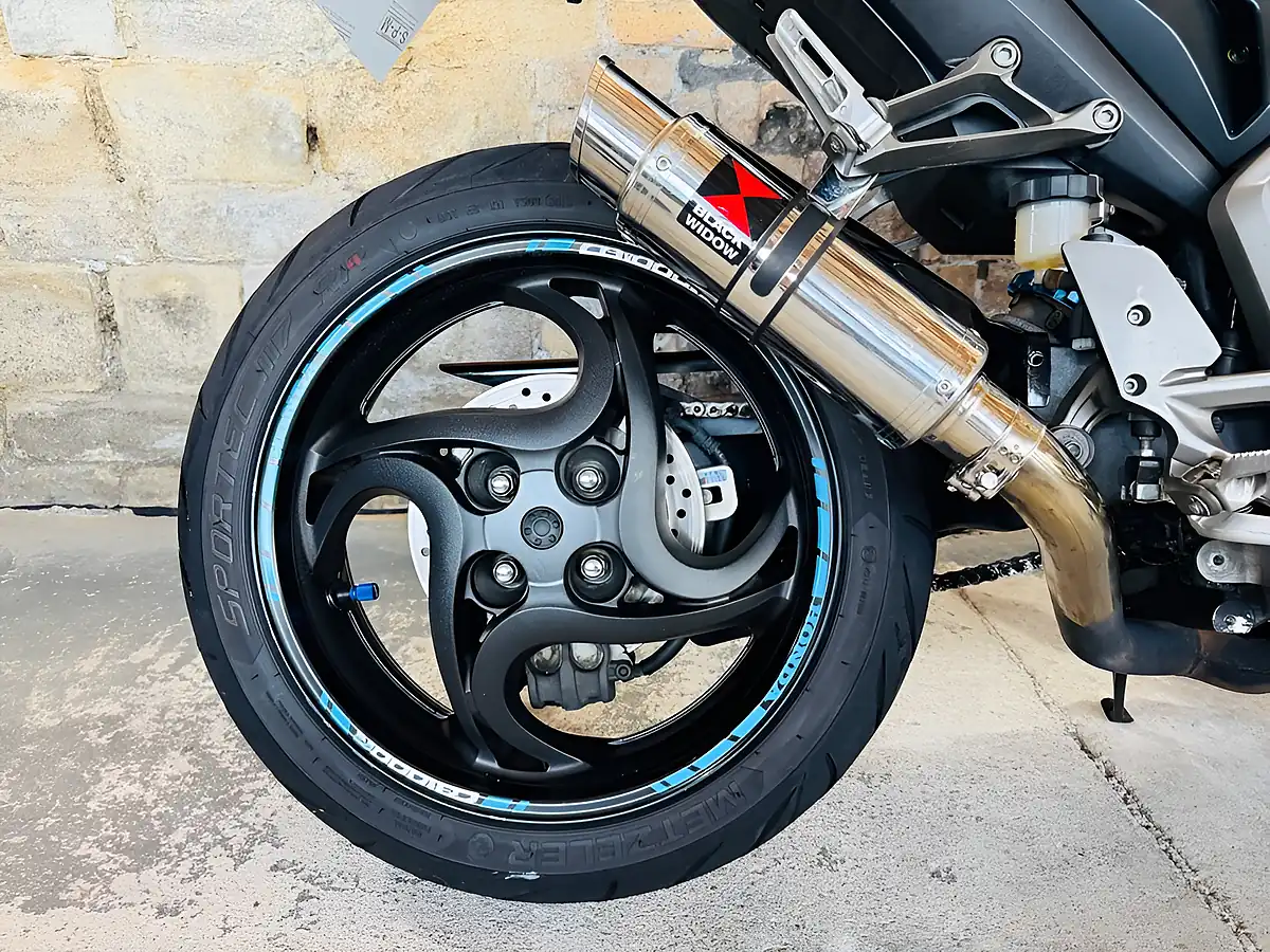 Used 2010 Honda CB1000R R9 Silver - Interior and Exterior details 10