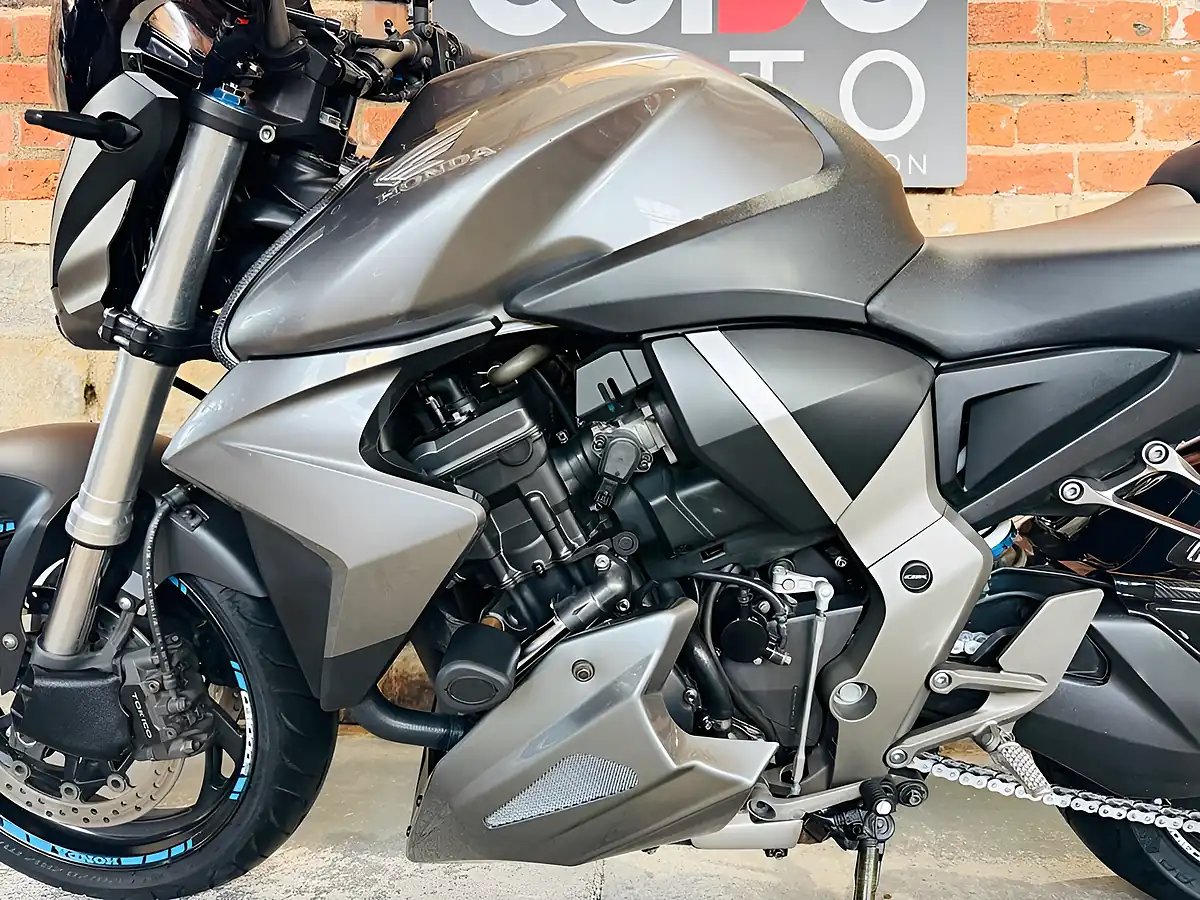 Used 2010 Honda CB1000R R9 Silver - Interior and Exterior details 16