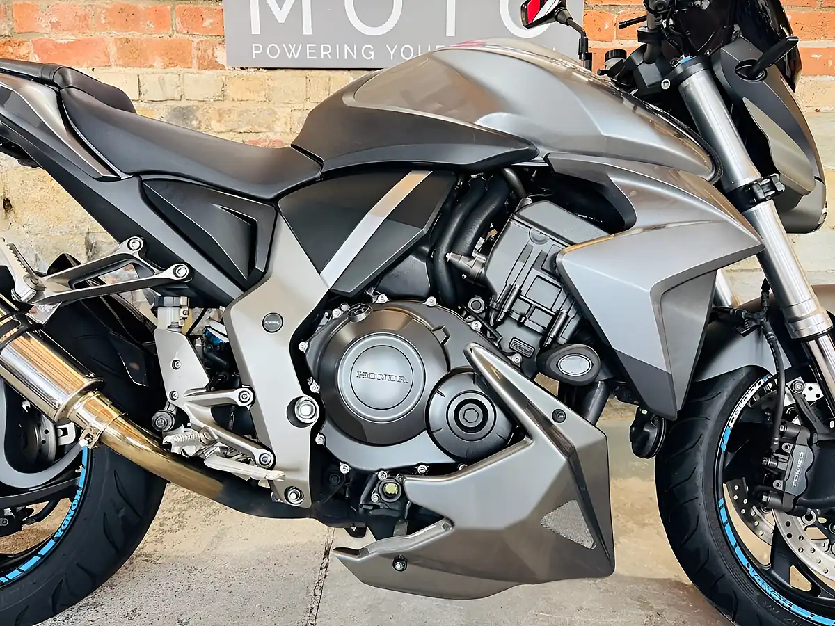 Used 2010 Honda CB1000R R9 Silver - Interior and Exterior details 7
