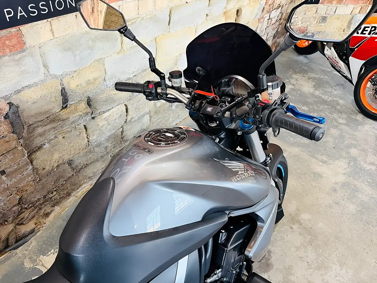 Used 2010 Honda CB1000R R9 Silver - Interior and Exterior details 8