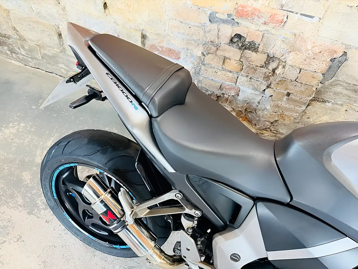 Used 2010 Honda CB1000R R9 Silver - Interior and Exterior details 9