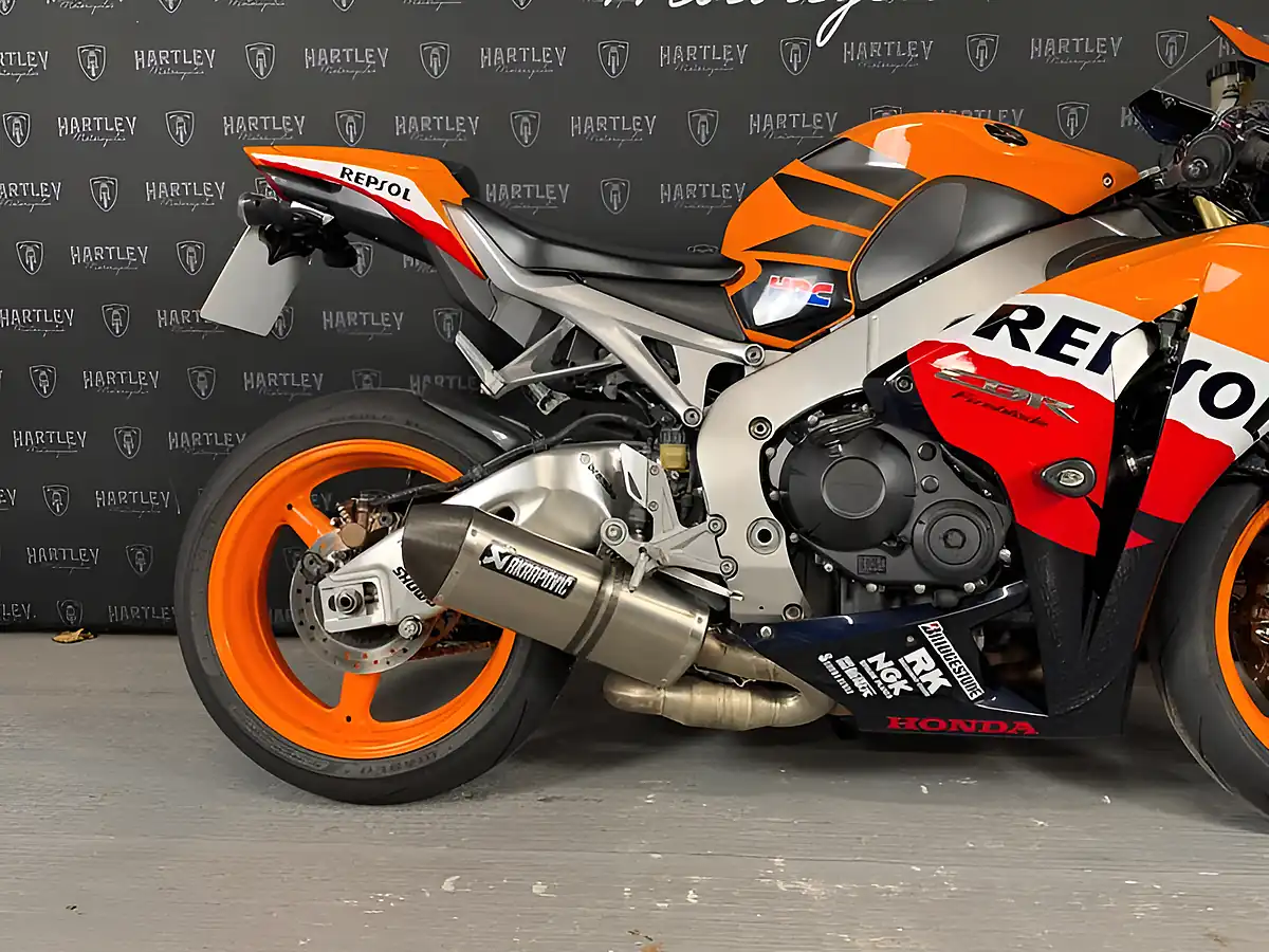Used 2010 Honda CBR1000RR Fireblade Repsol Orange/Red/White - Interior and Exterior details 5
