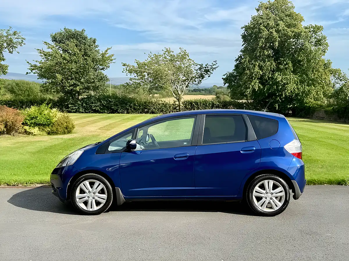Used 2010 Honda Jazz Ex Blue - Interior and Exterior details 5
