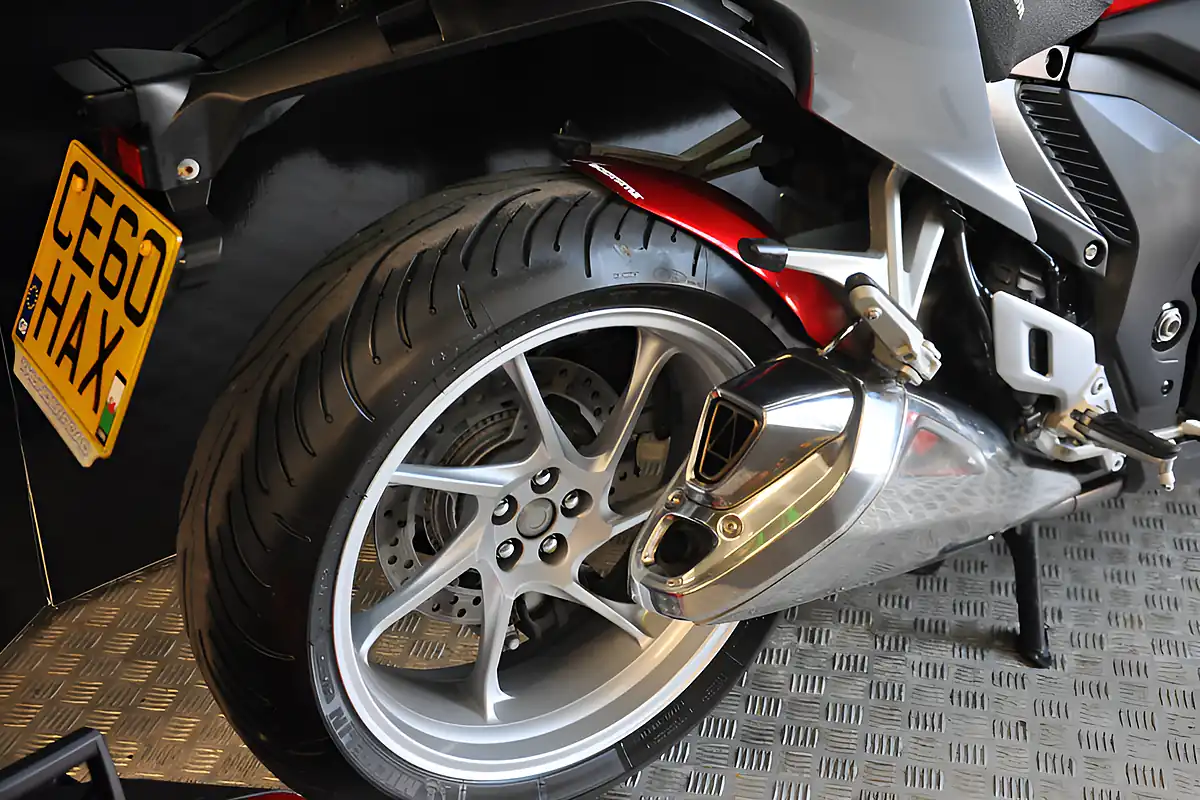 Used 2010 Honda Vfr 1200 Red - Interior and Exterior details 15