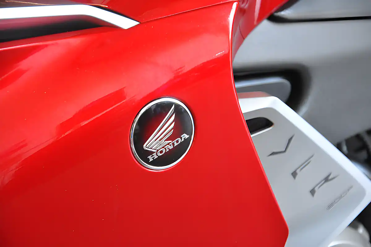 Used 2010 Honda Vfr 1200 Red - Interior and Exterior details 7