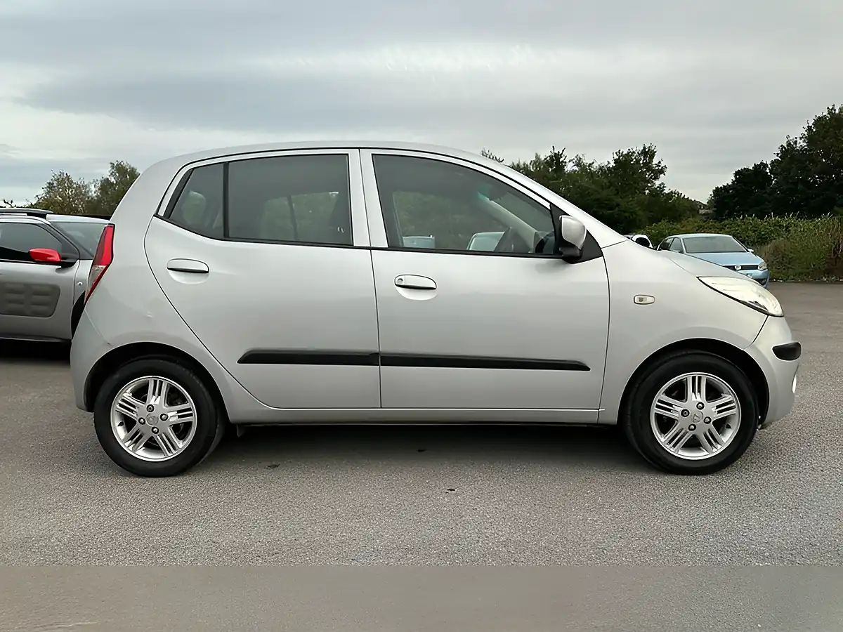 Used 2010 Hyundai i10 Comfort Silver - Interior and Exterior details 12