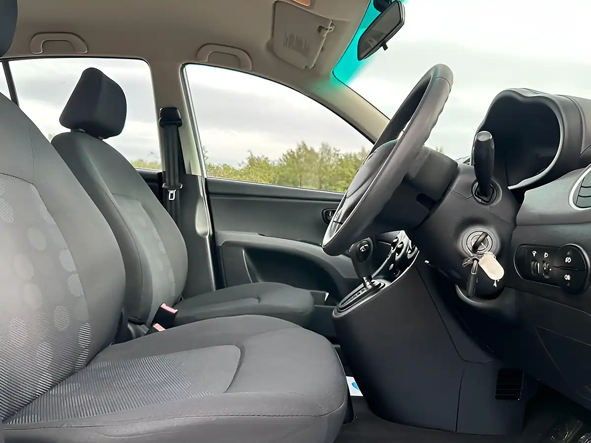 Used 2010 Hyundai i10 Comfort Silver - Interior and Exterior details 6