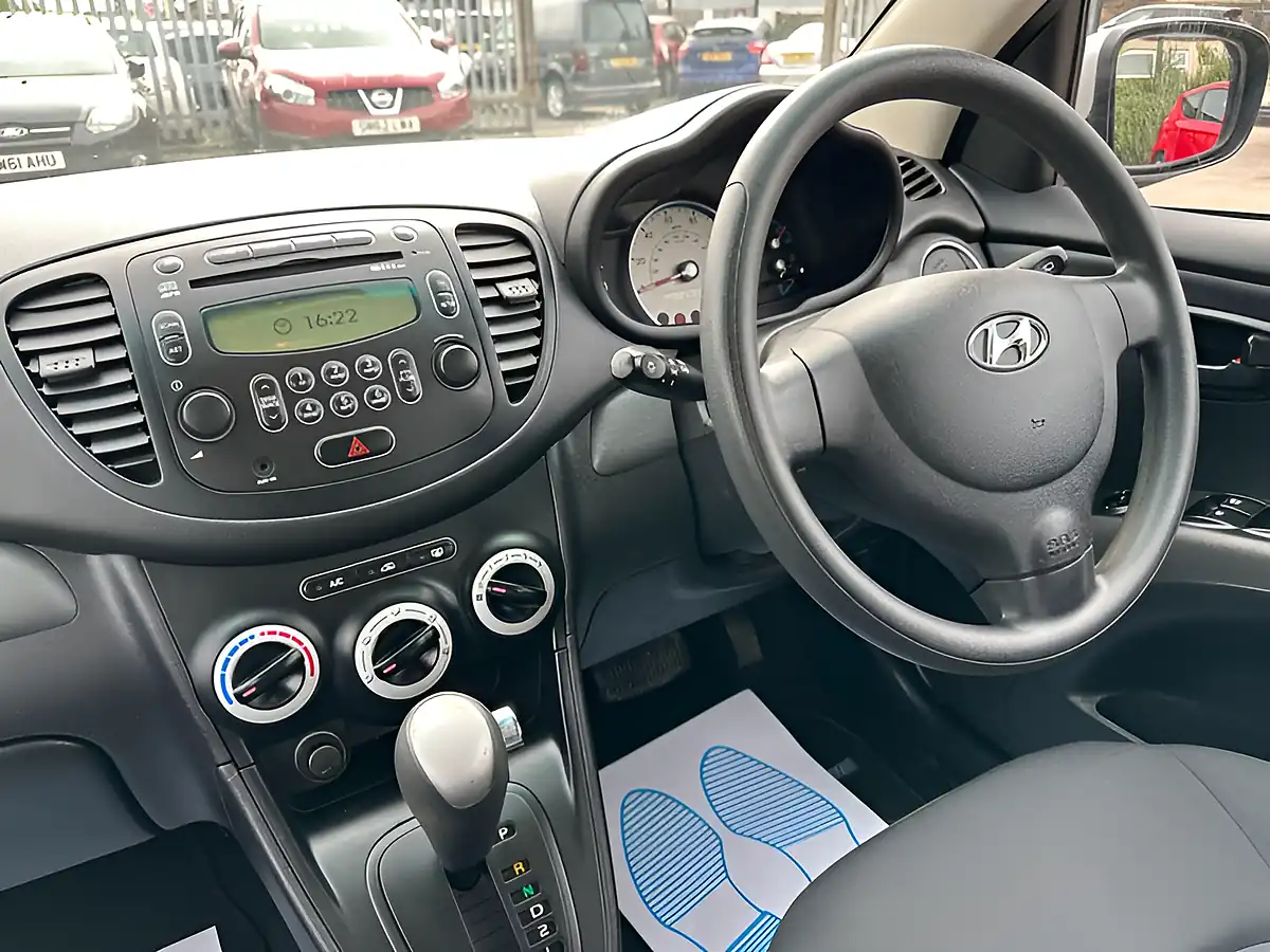 Used 2010 Hyundai i10 Comfort Silver - Interior and Exterior details 8