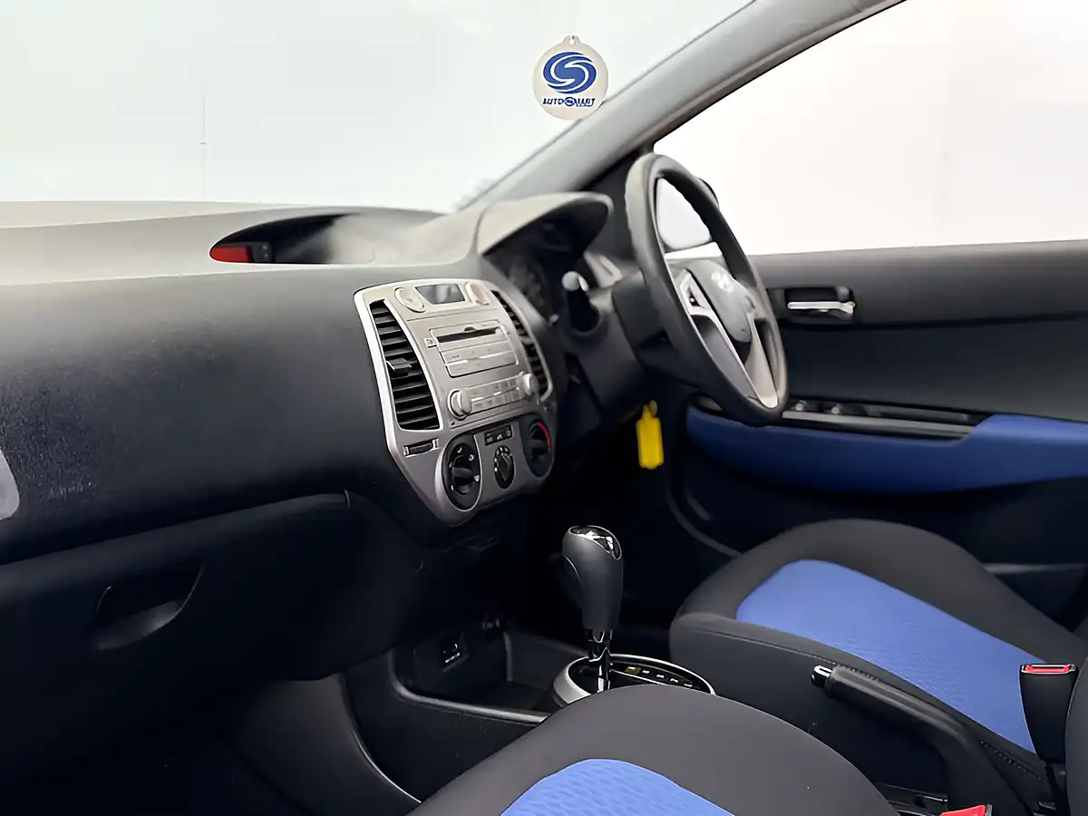 Used 2010 Hyundai i20 Comfort Blue - Interior and Exterior details 20