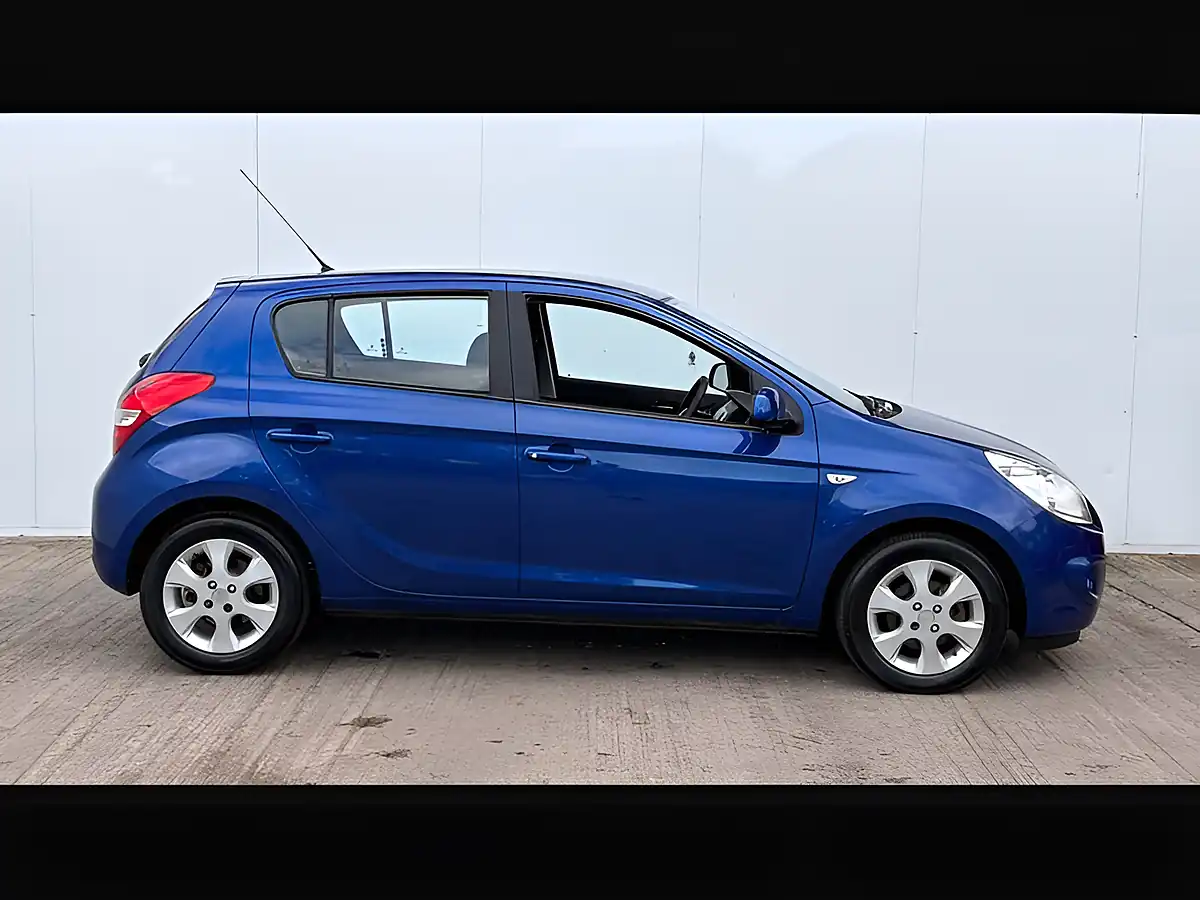 Used 2010 Hyundai i20 Comfort Blue - Interior and Exterior details 8