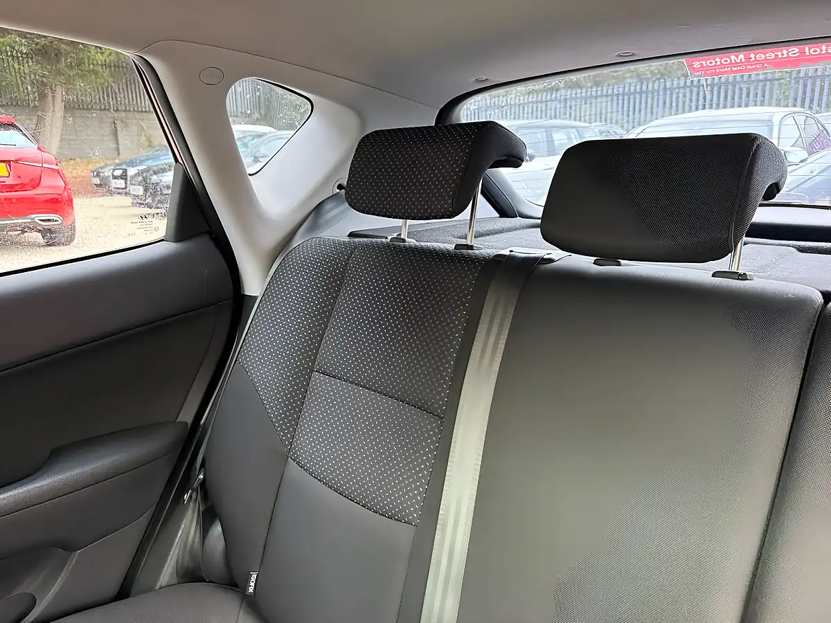 Used 2010 Hyundai I30 Edition Red - Interior and Exterior details 14