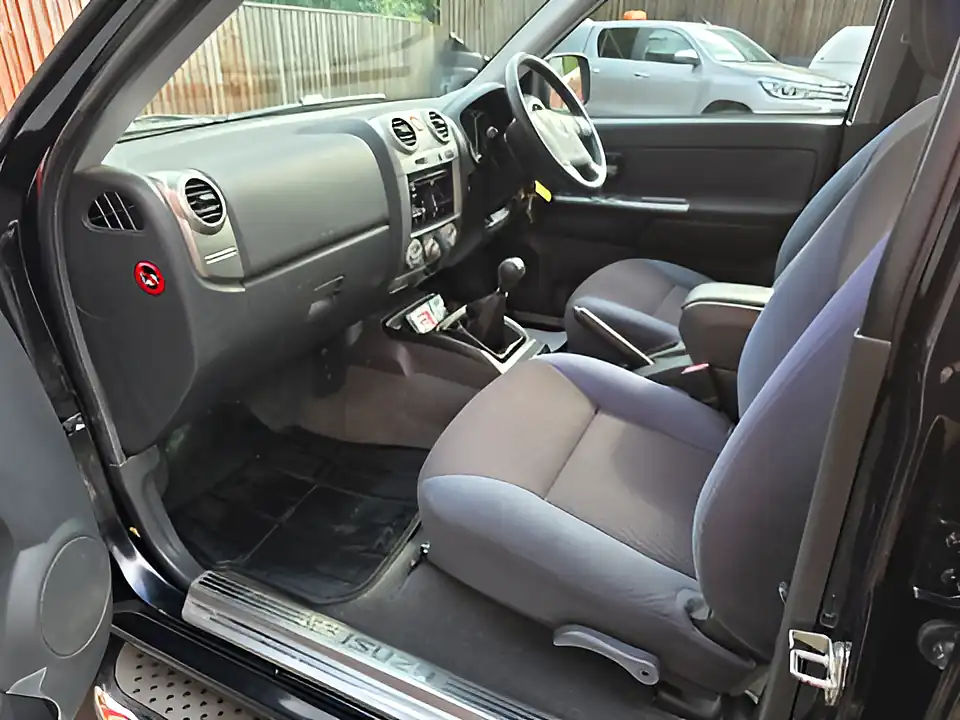 Used 2010 Isuzu Rodeo Denver Max Lwb D/C Black - Interior and Exterior details 12