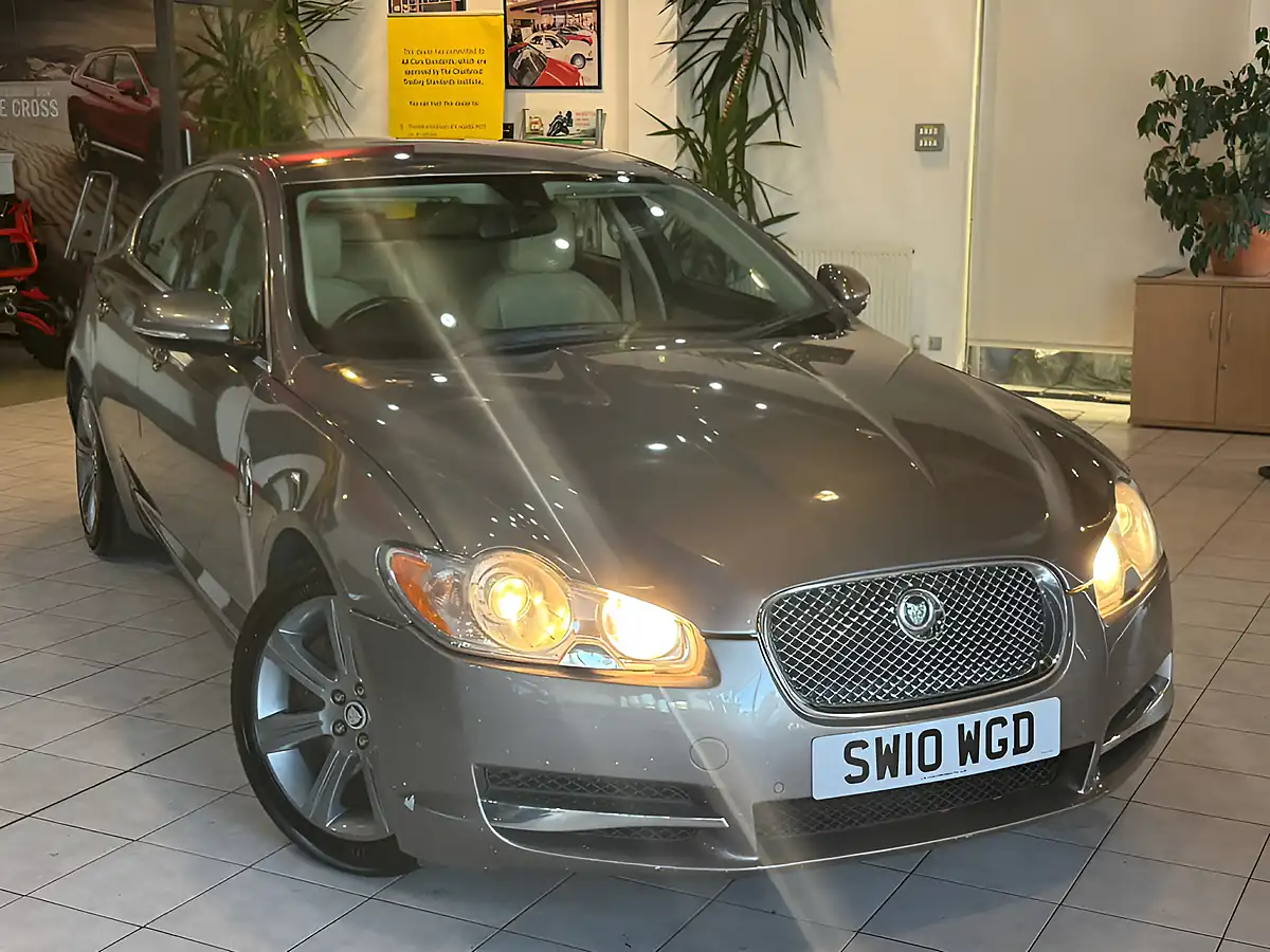 Used 2010 Jaguar Xf Luxury Grey - Front View