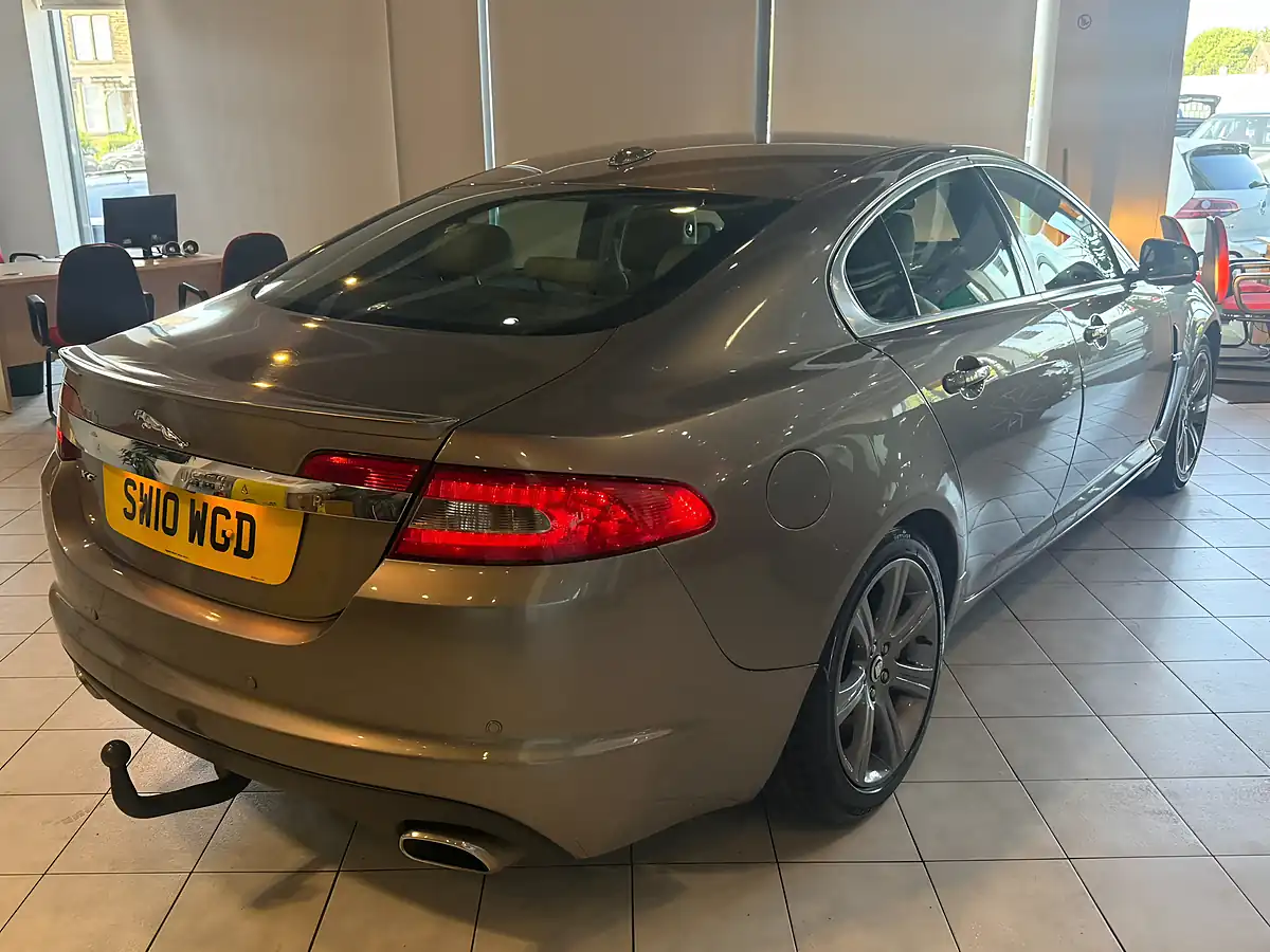 Used 2010 Jaguar Xf Luxury Grey - Interior and Exterior details 10