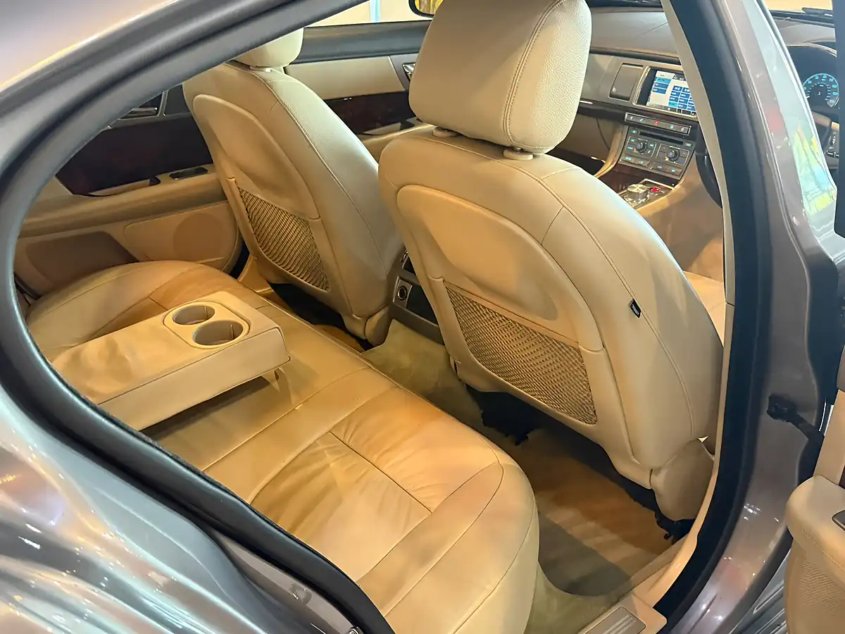 Used 2010 Jaguar Xf Luxury Grey - Interior and Exterior details 11