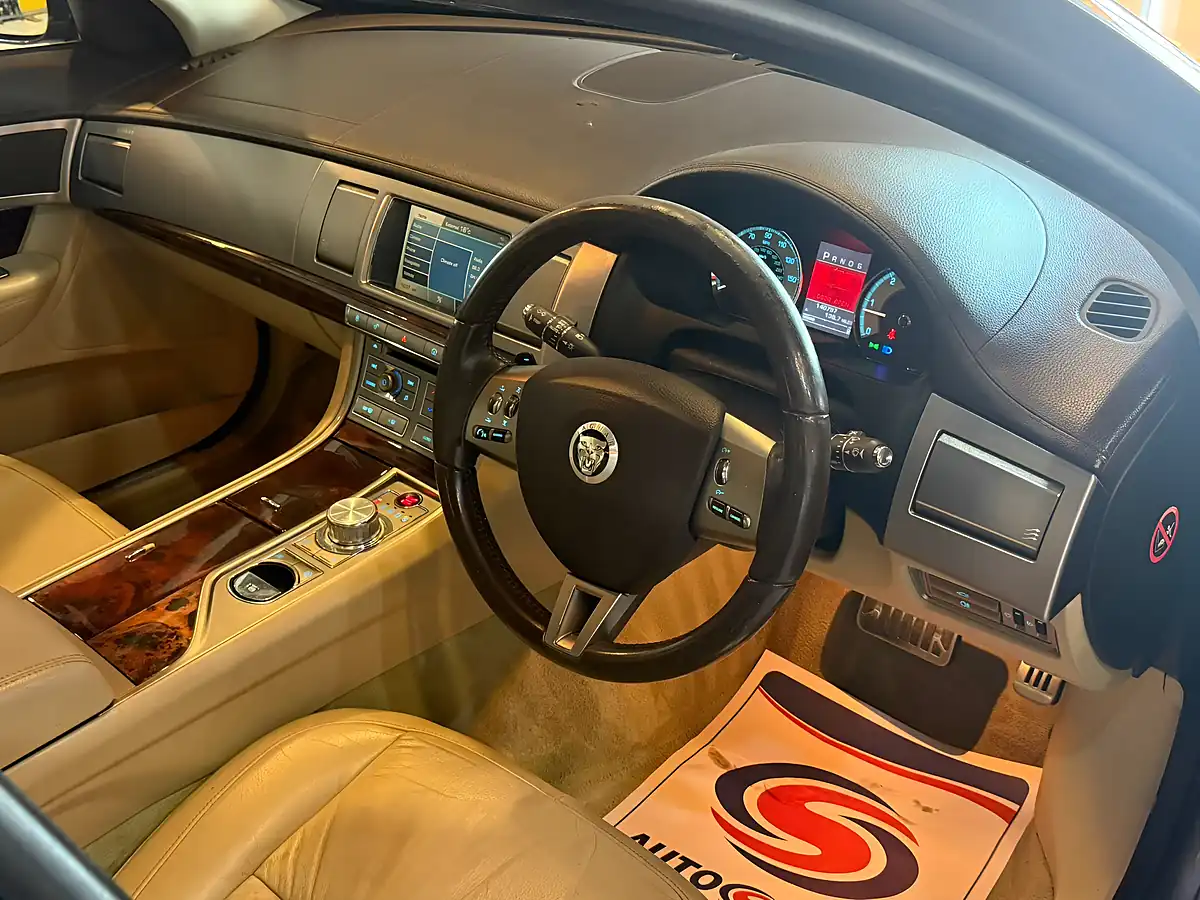 Used 2010 Jaguar Xf Luxury Grey - Interior and Exterior details 12