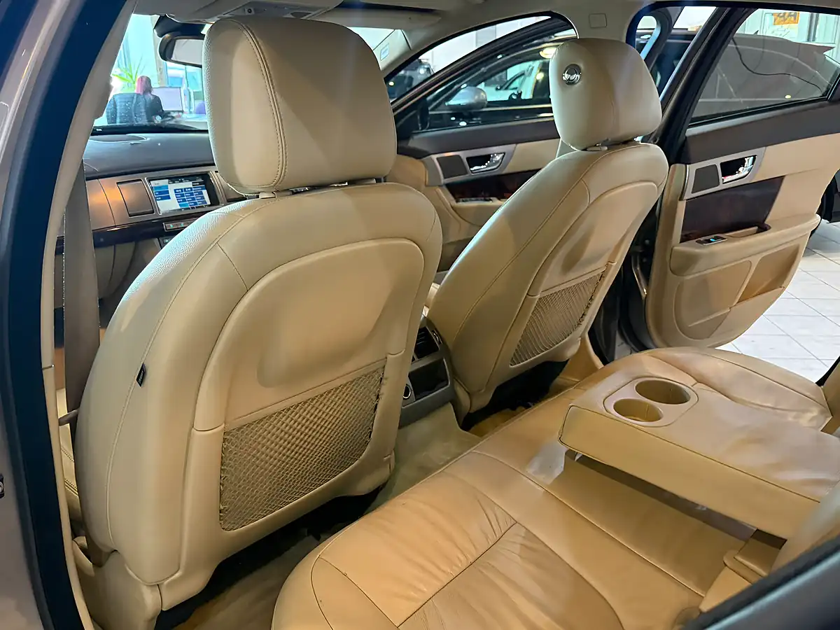 Used 2010 Jaguar Xf Luxury Grey - Interior and Exterior details 13