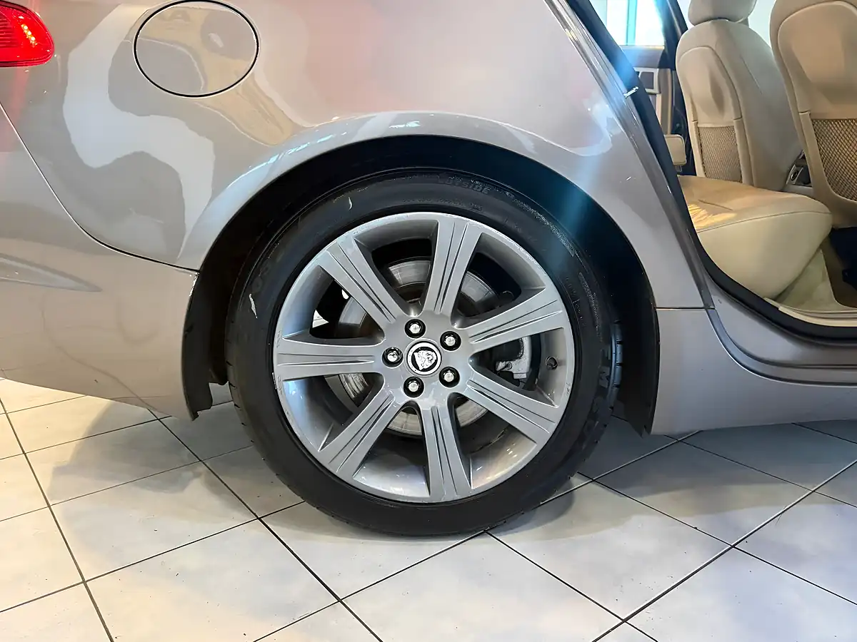 Used 2010 Jaguar Xf Luxury Grey - Interior and Exterior details 19