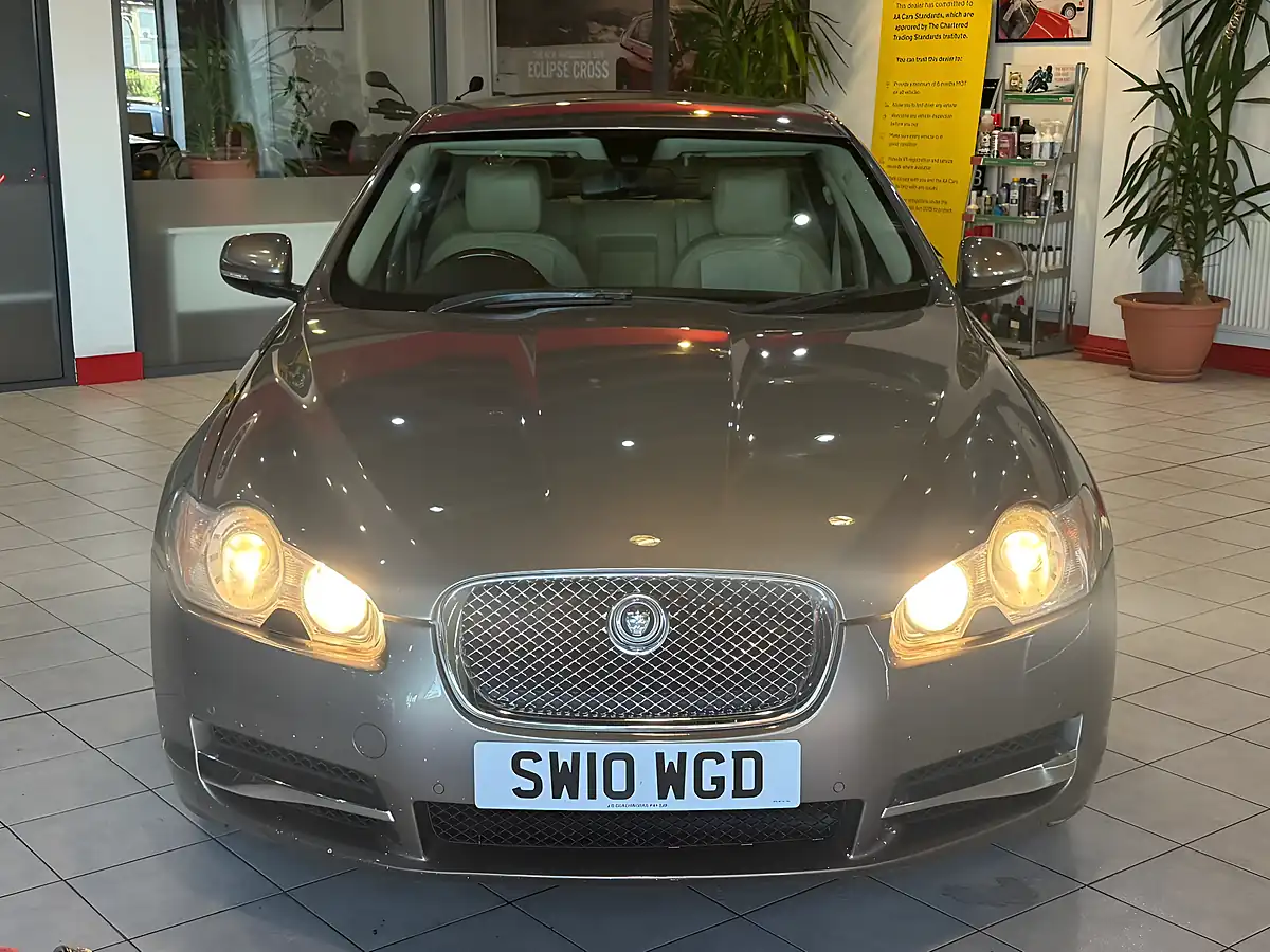 Used 2010 Jaguar Xf Luxury Grey - Interior and Exterior details 3