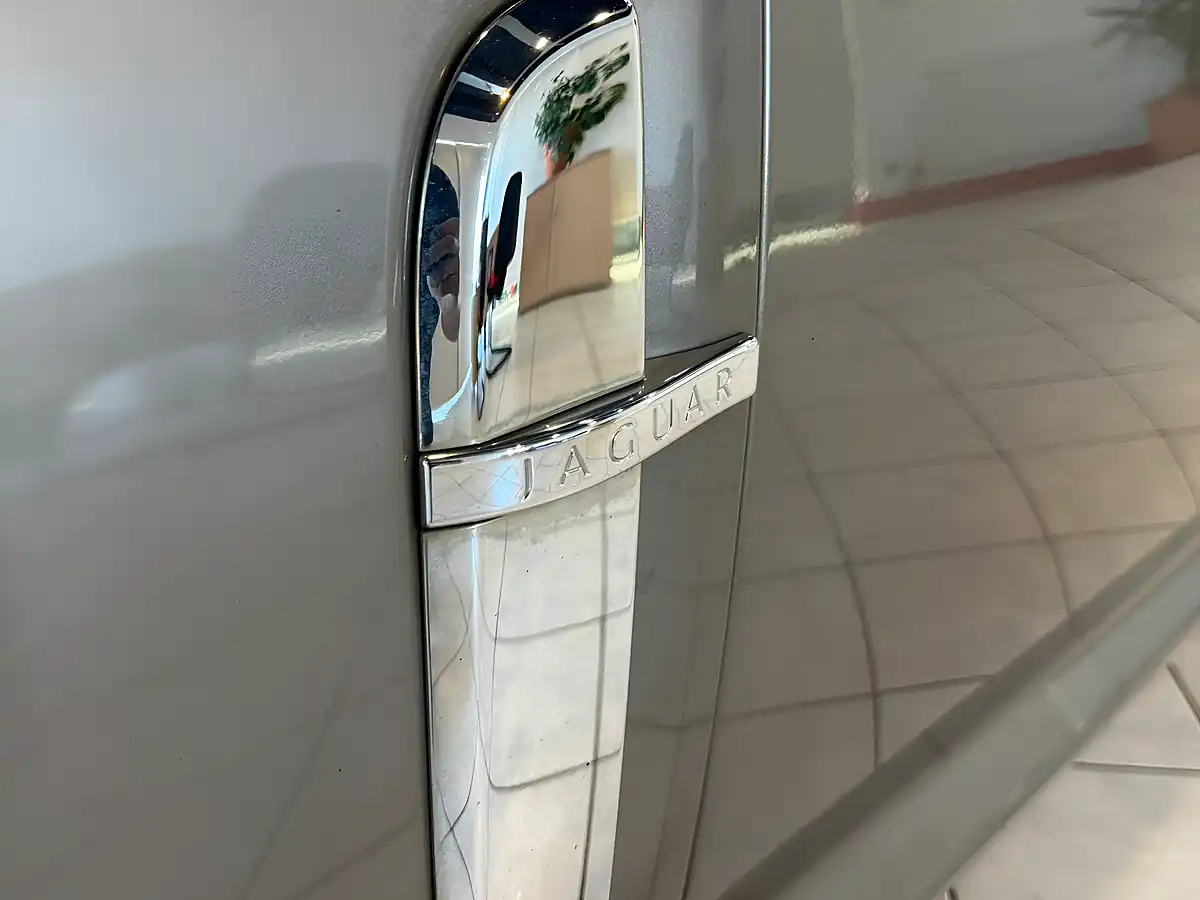 Used 2010 Jaguar Xf Luxury Grey - Interior and Exterior details 5