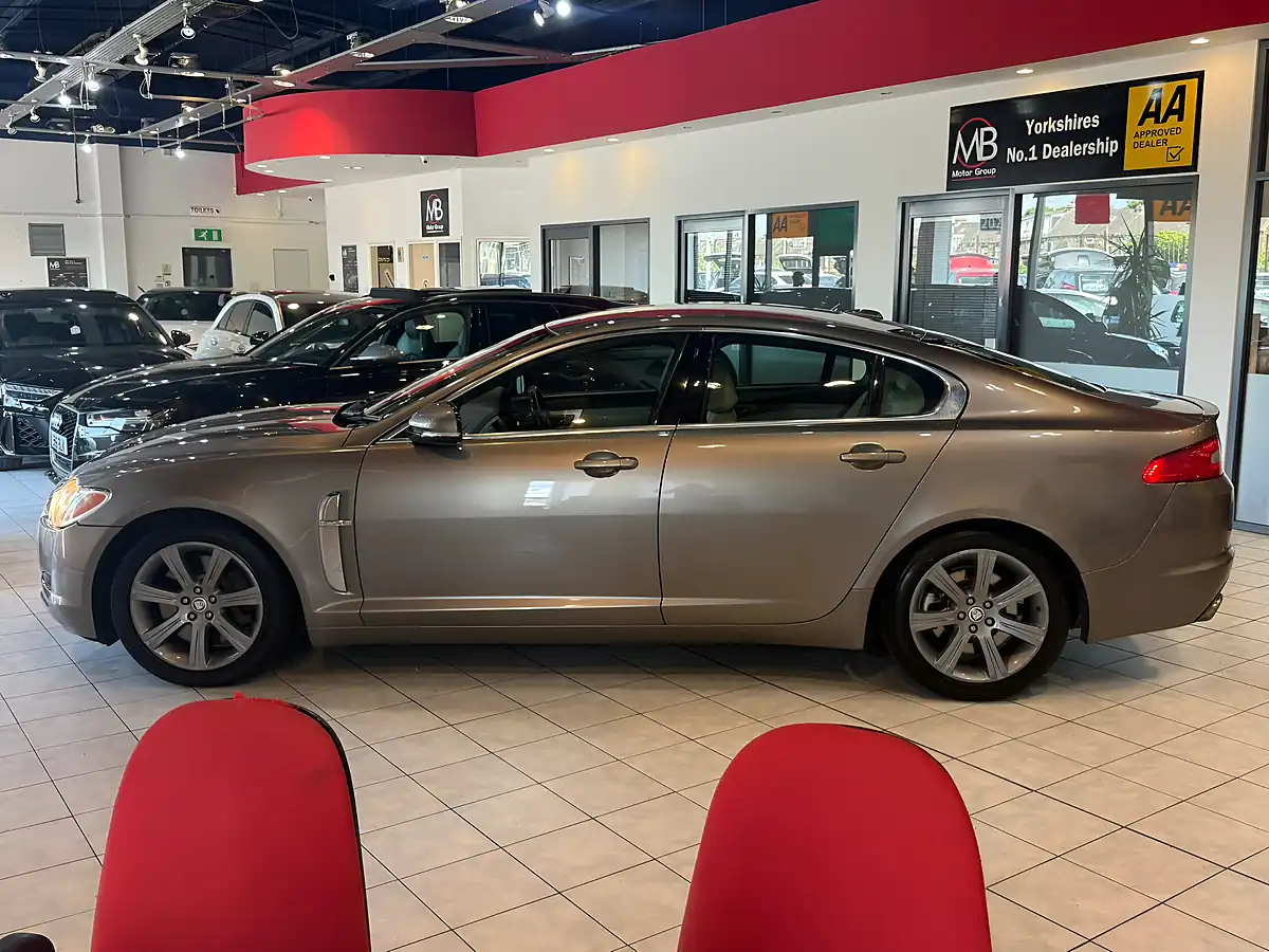 Used 2010 Jaguar Xf Luxury Grey - Interior and Exterior details 6