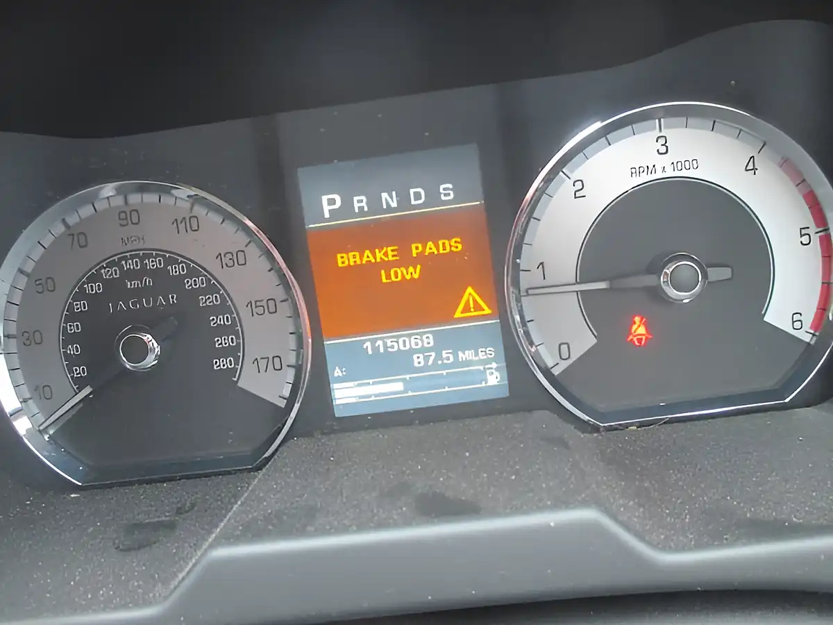 Used 2010 Jaguar Xf Luxury Red - Interior and Exterior details 9