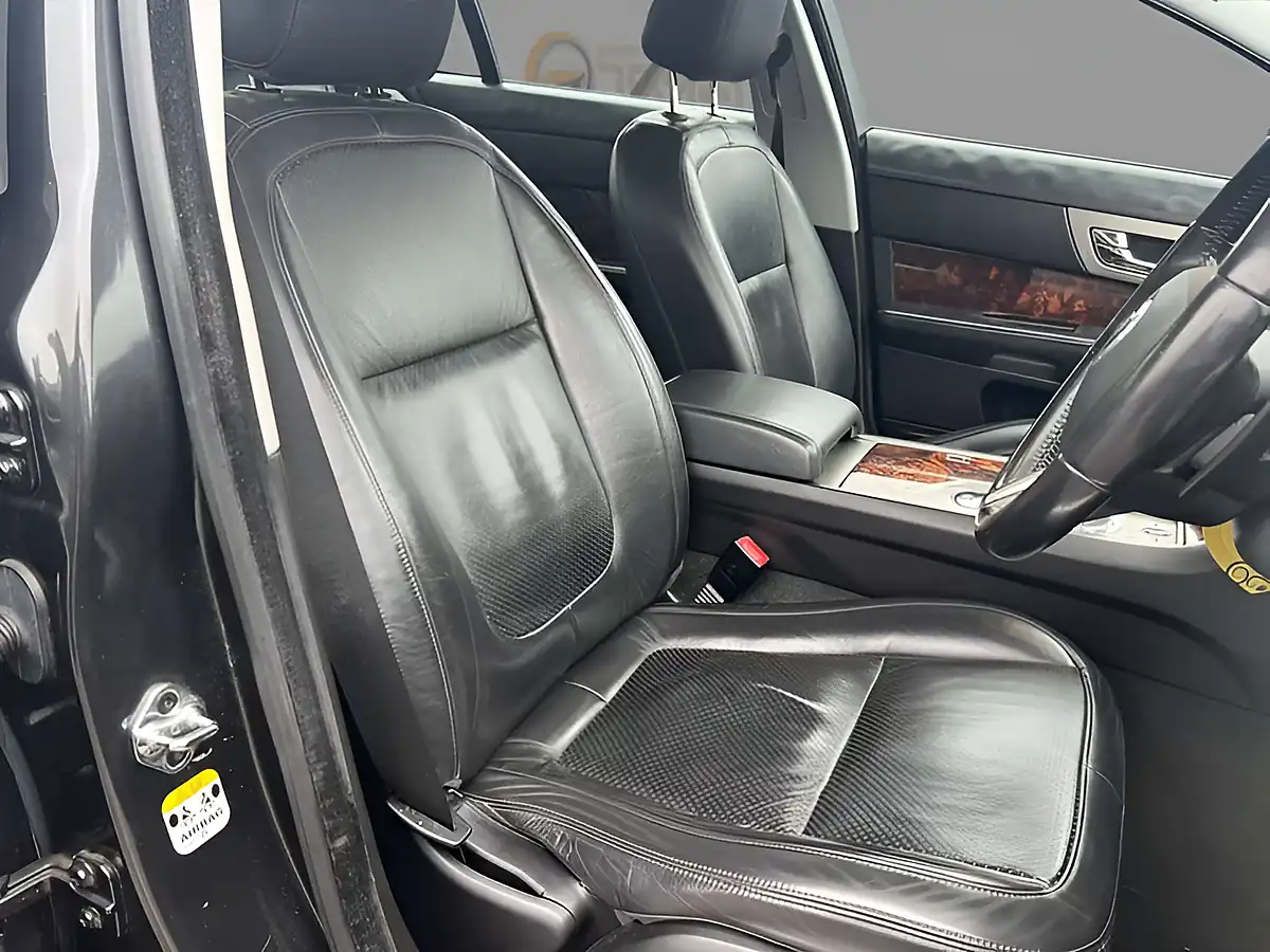 Used 2010 Jaguar Xf Premium Luxury Grey - Interior and Exterior details 14