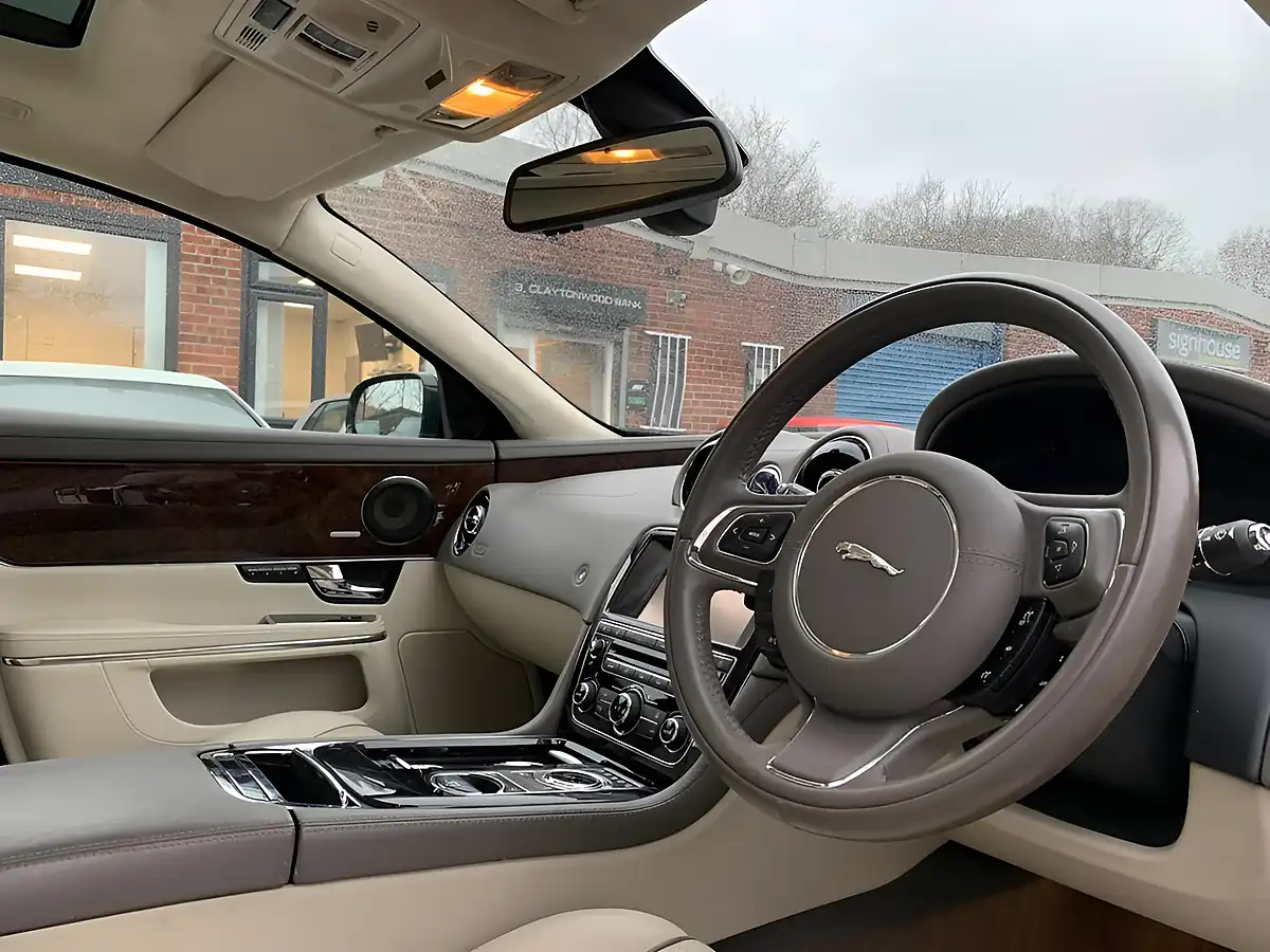 Used 2010 Jaguar Xj Portfolio Green - Interior and Exterior details 13