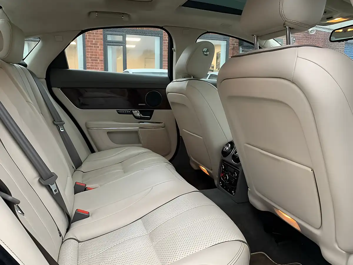 Used 2010 Jaguar Xj Portfolio Green - Interior and Exterior details 19